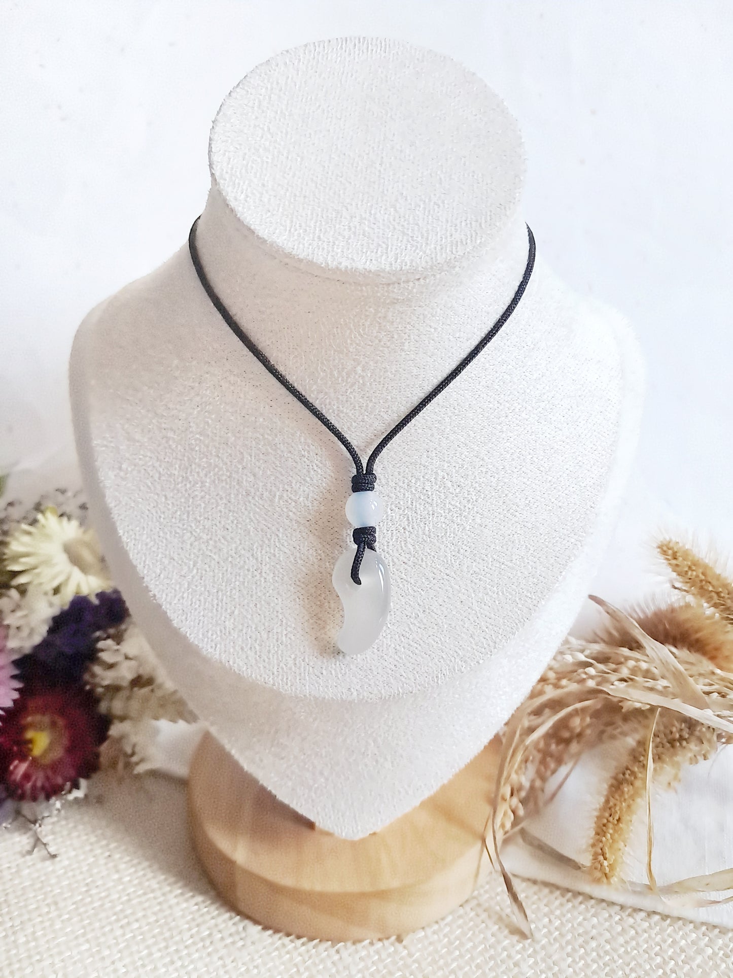 Collier en cordon Magatama Gogok en agate grise