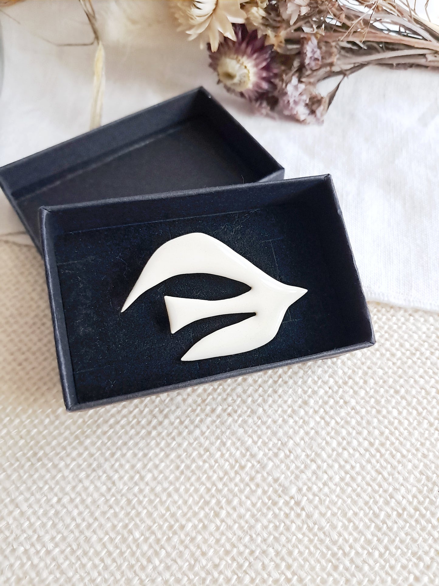 Pin's oiseau ivoire de Matisse en laiton 