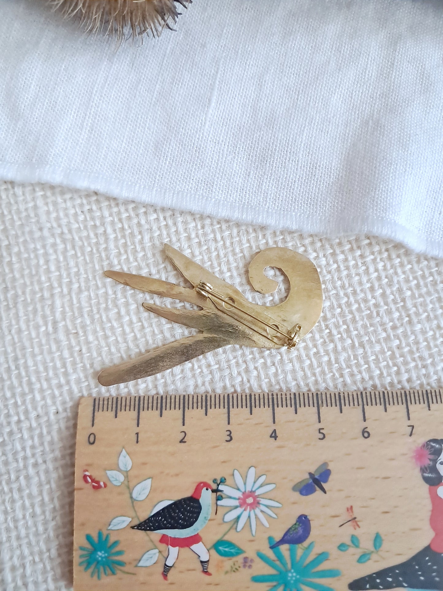 Broche animal marin style nautilus en laiton inspiré de Matisse