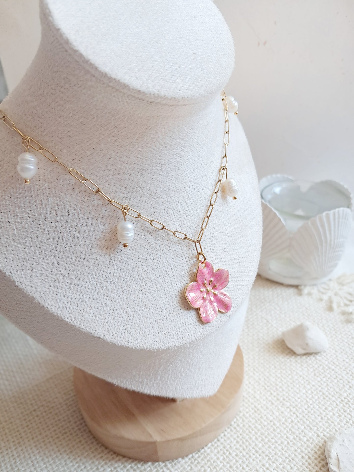 Collier fleur rose en acier inoxydable et perles d'eau douce