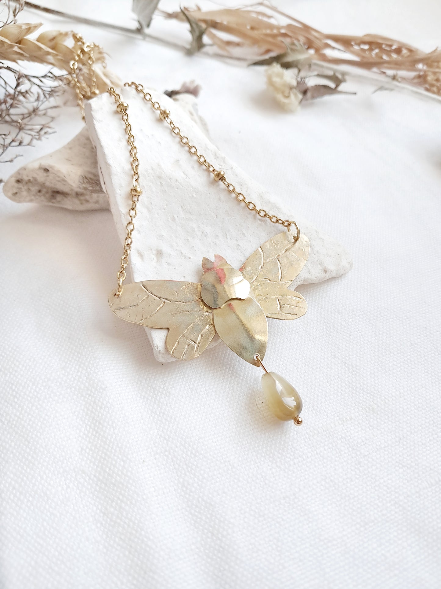 Collier abeille en laiton et agate