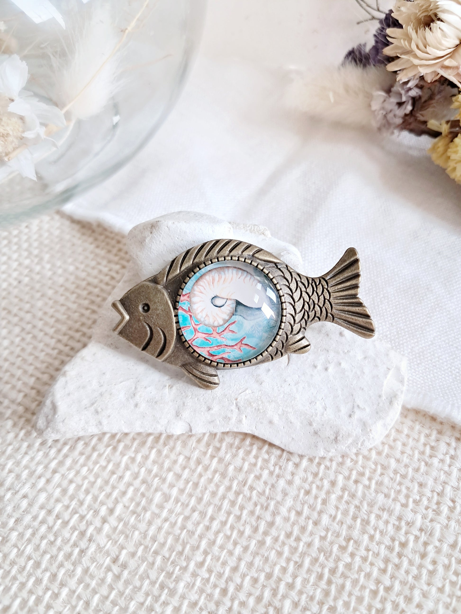Broche cabochon poisson et coquillage