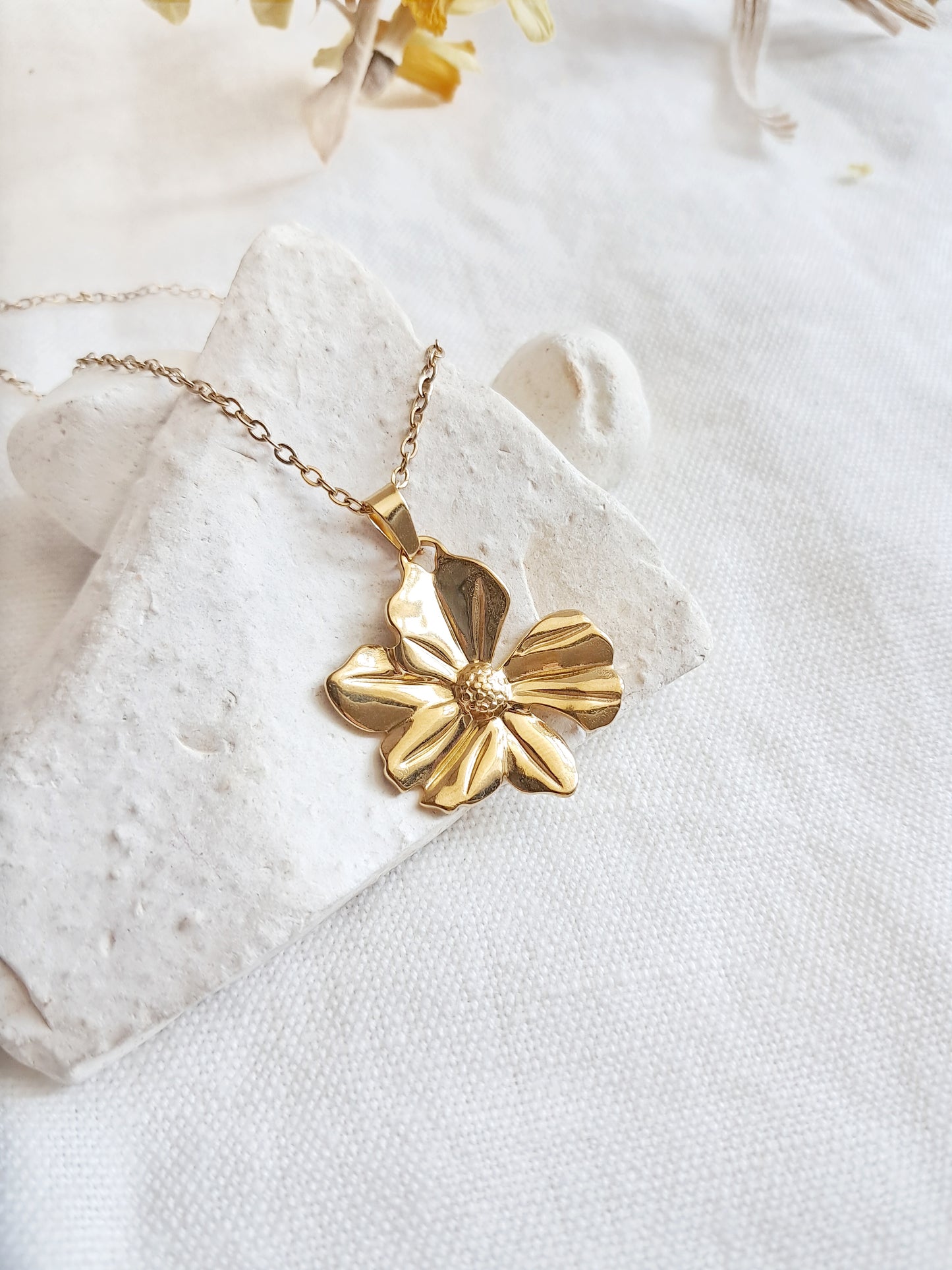 Collier fleur tendance en acier inoxydable doré