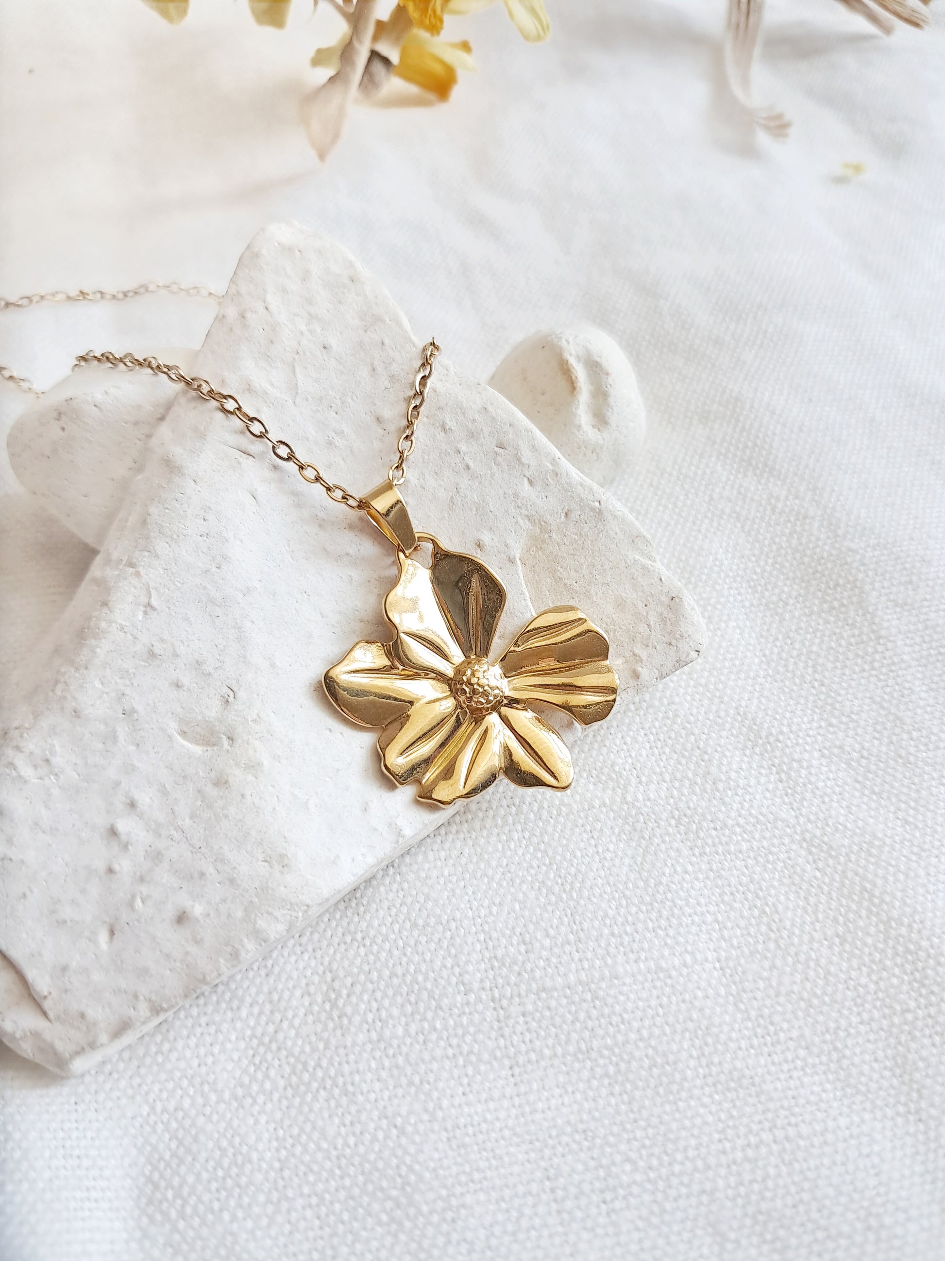 Collier fleur tendance en acier inoxydable doré