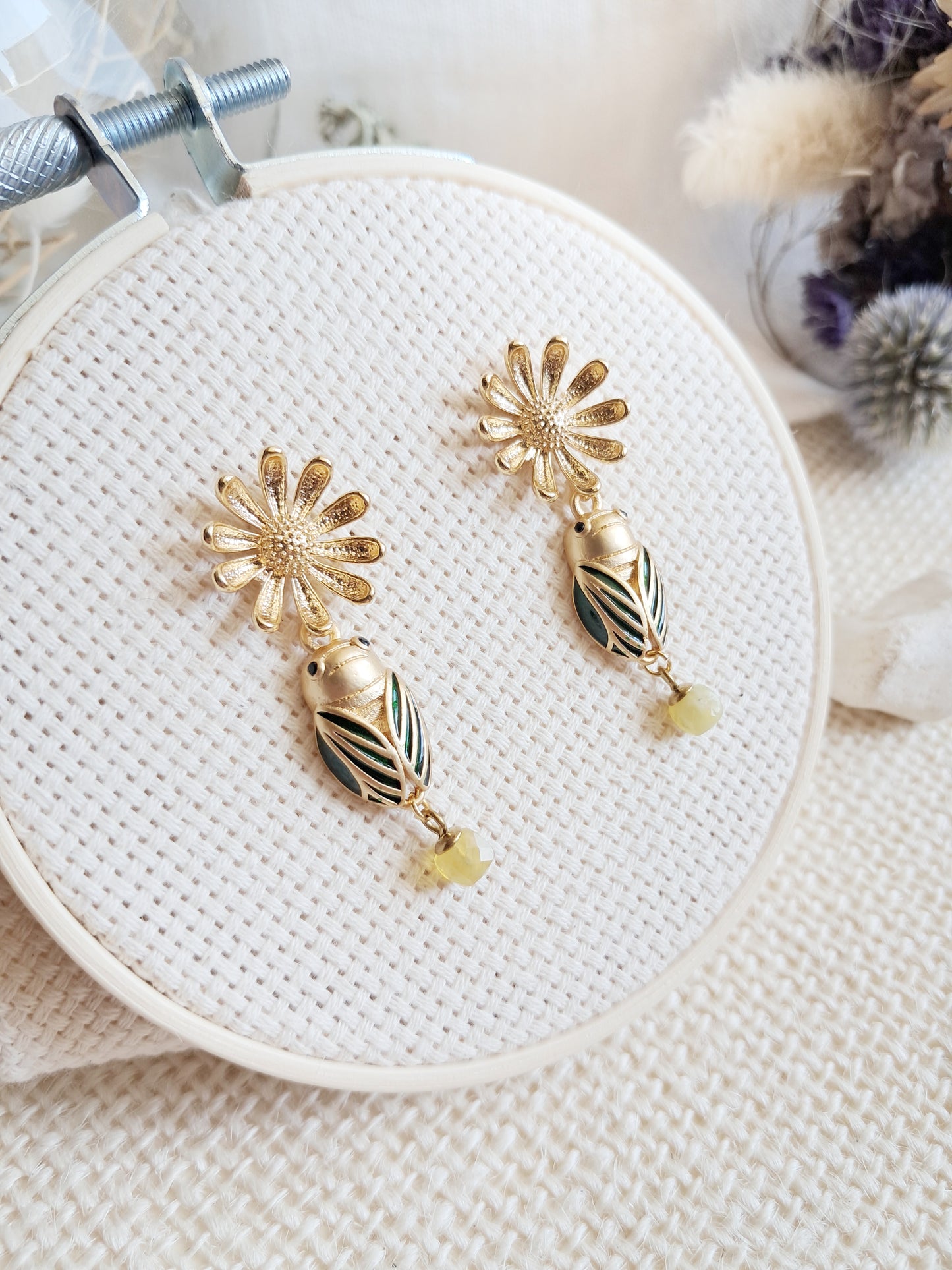 Boucles d'oreilles pendantes marguerites et cigales