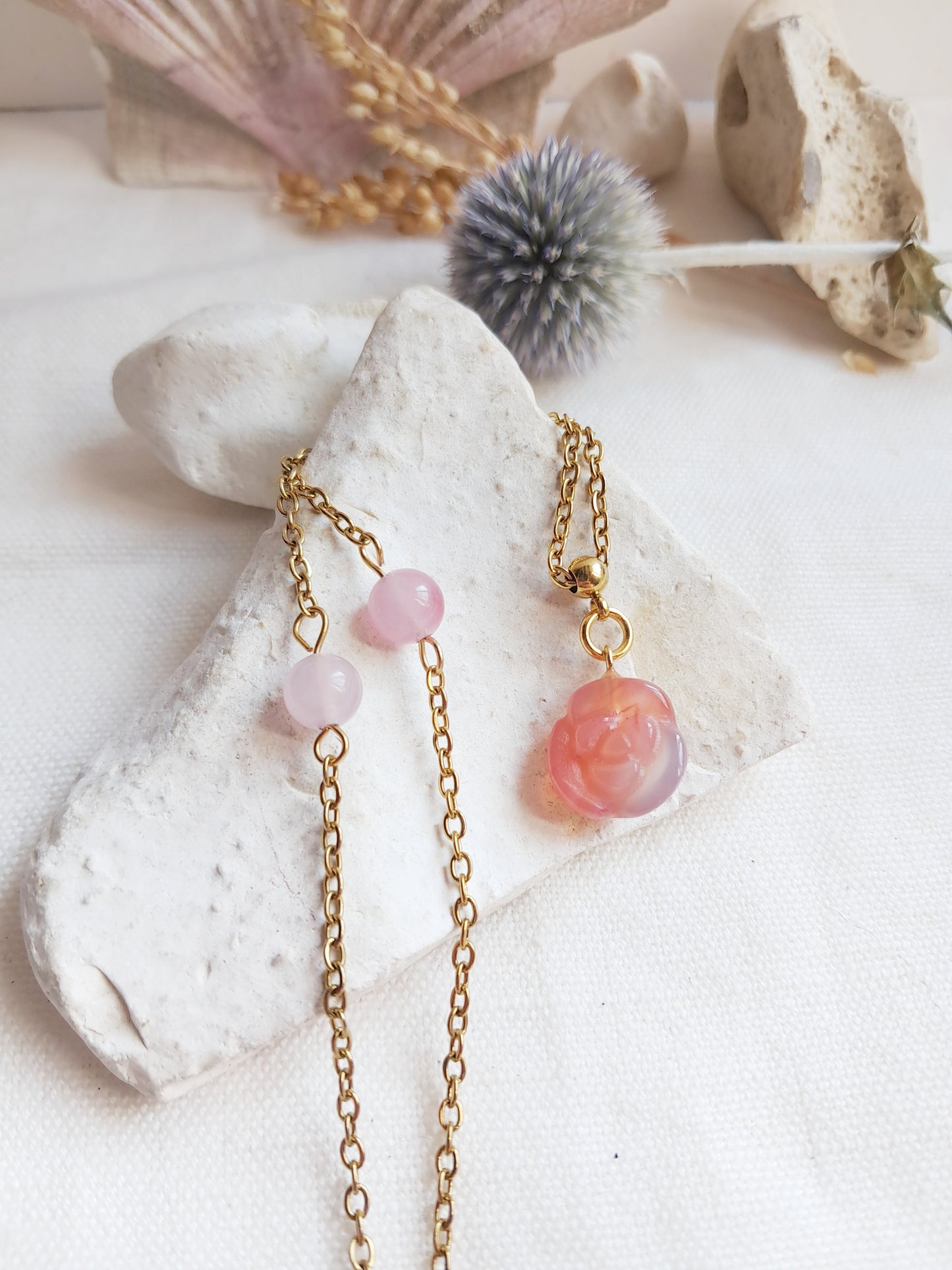 Collier fleur de camélia en agate sel et inoxydable doré