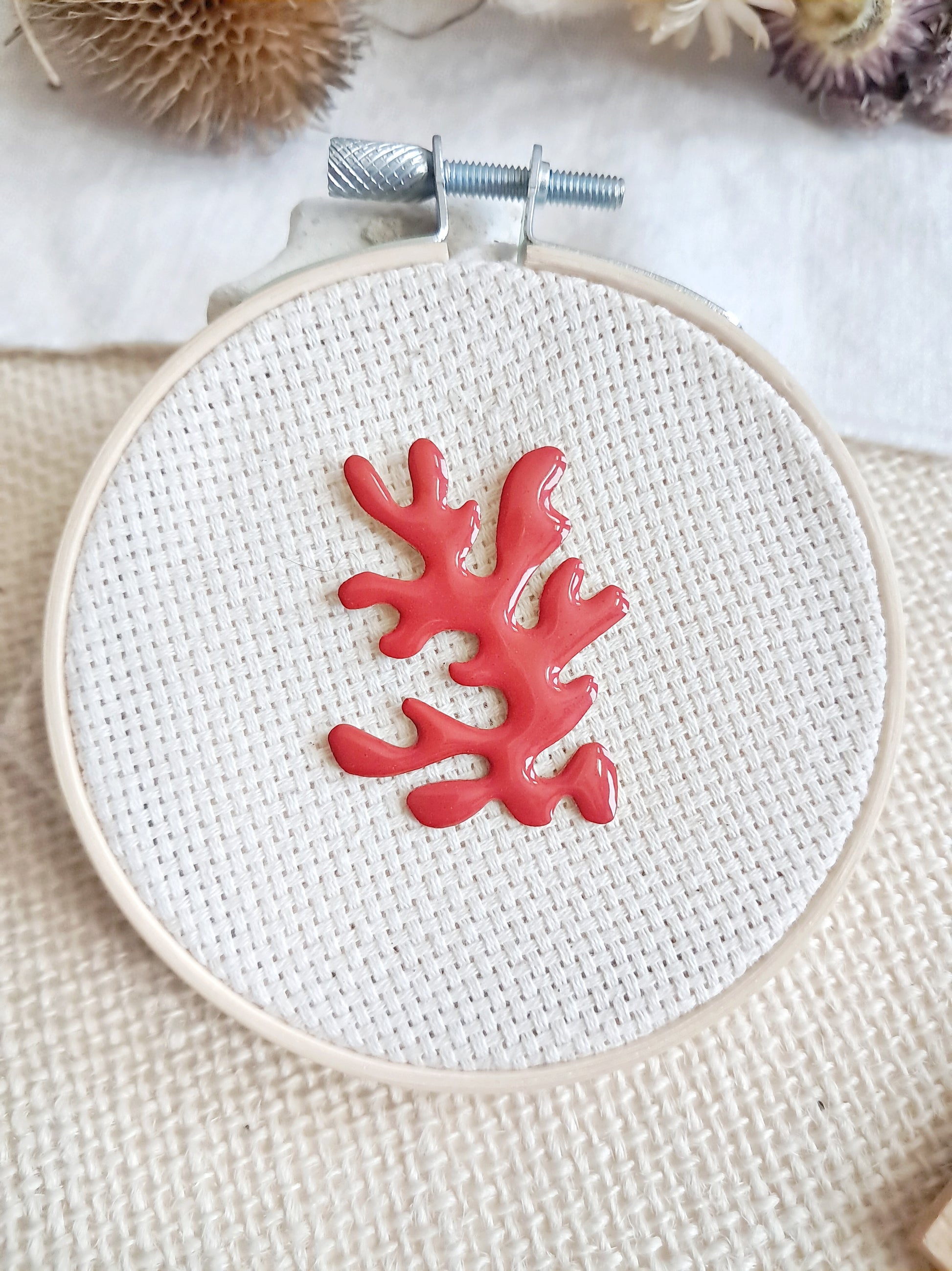 Pin's algue corail rouge inspiré de Matisse en laiton et émail
