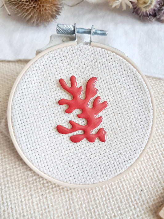 Pin's algue corail rouge inspiré de Matisse en laiton et émail
