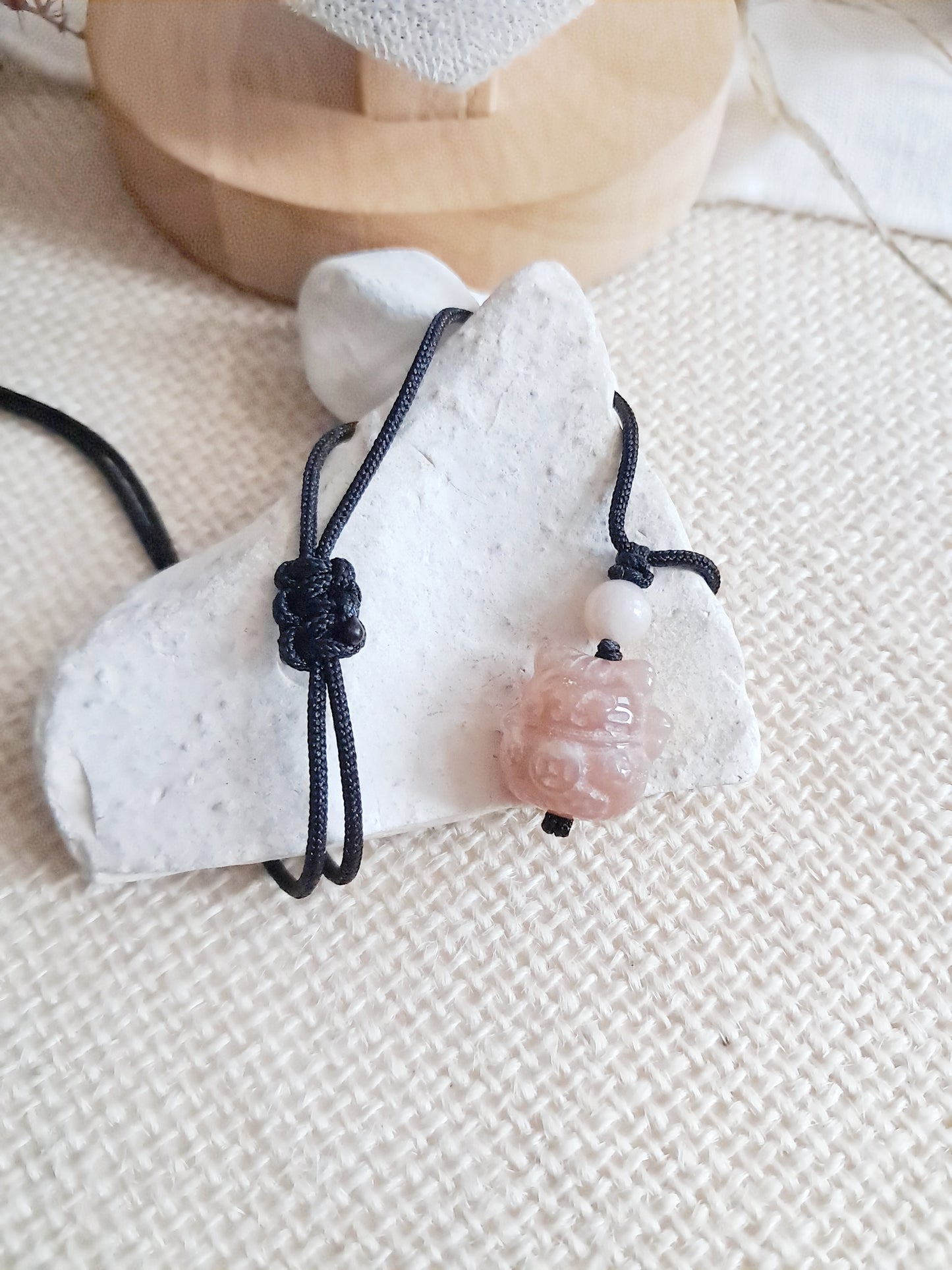 Collier chat de la chance en pierre du soleil