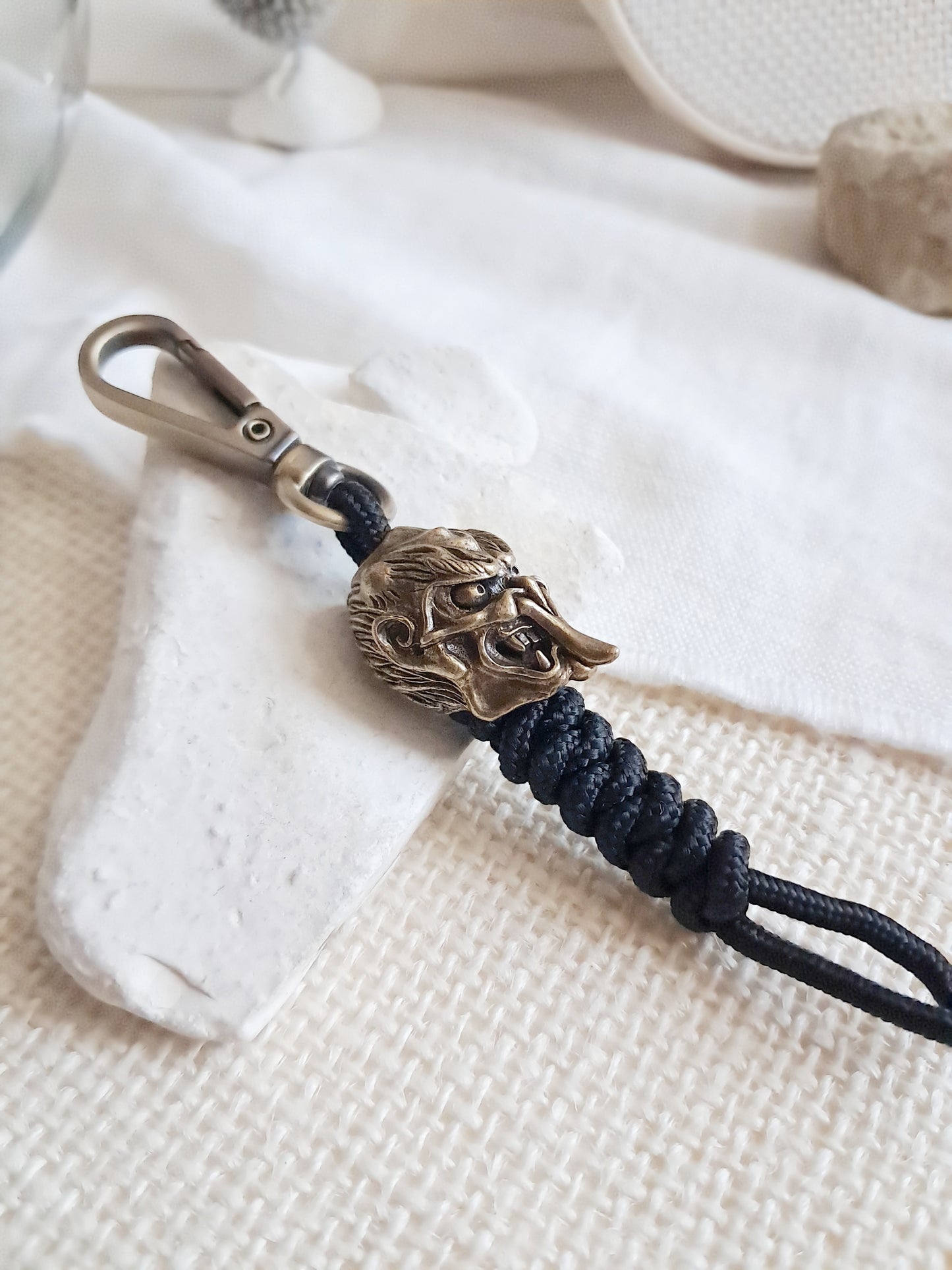 Porte-clés monstre Tengu japonais en laiton