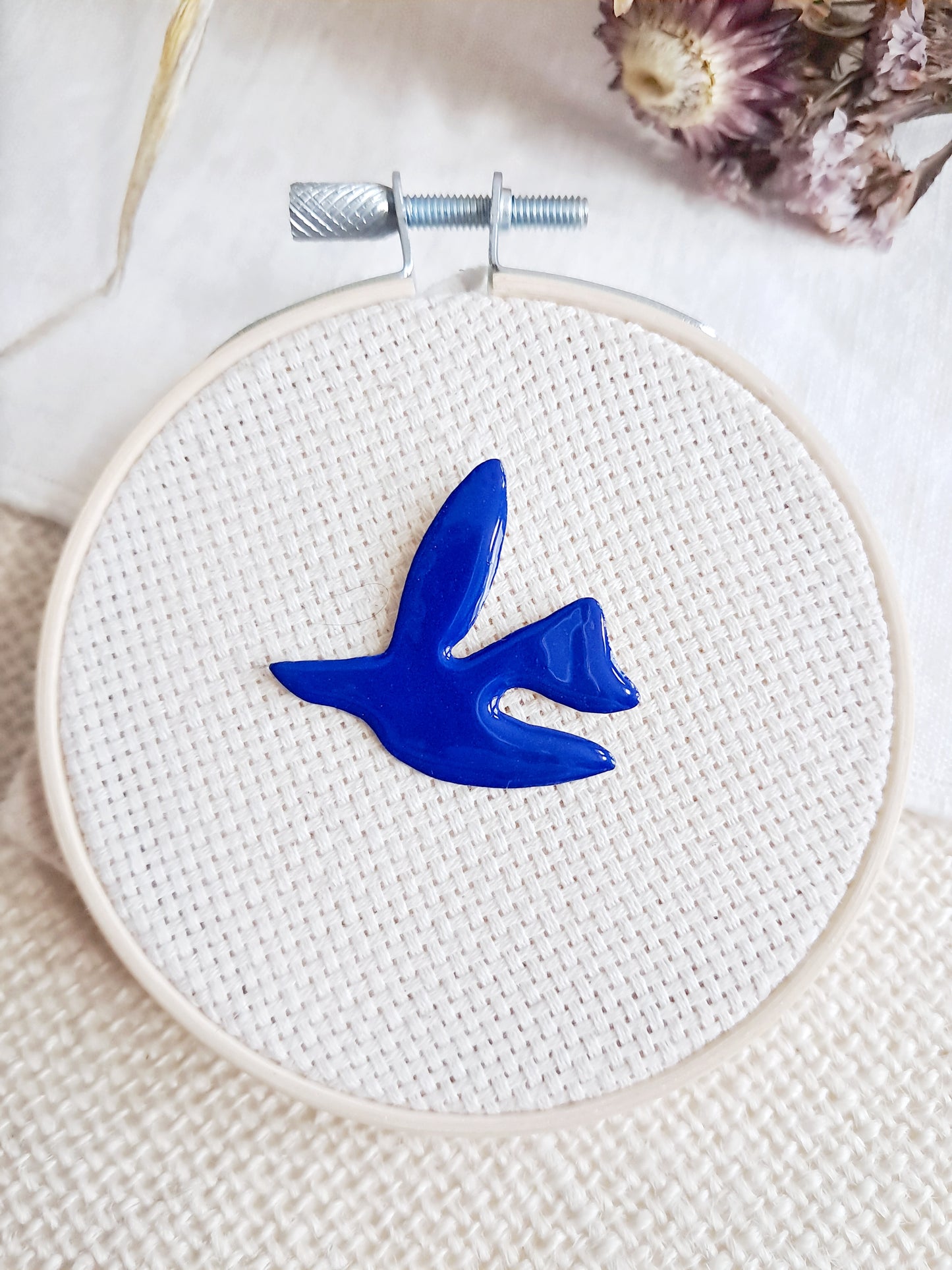 Pin's oiseau bleu de Matisse en laiton et émail