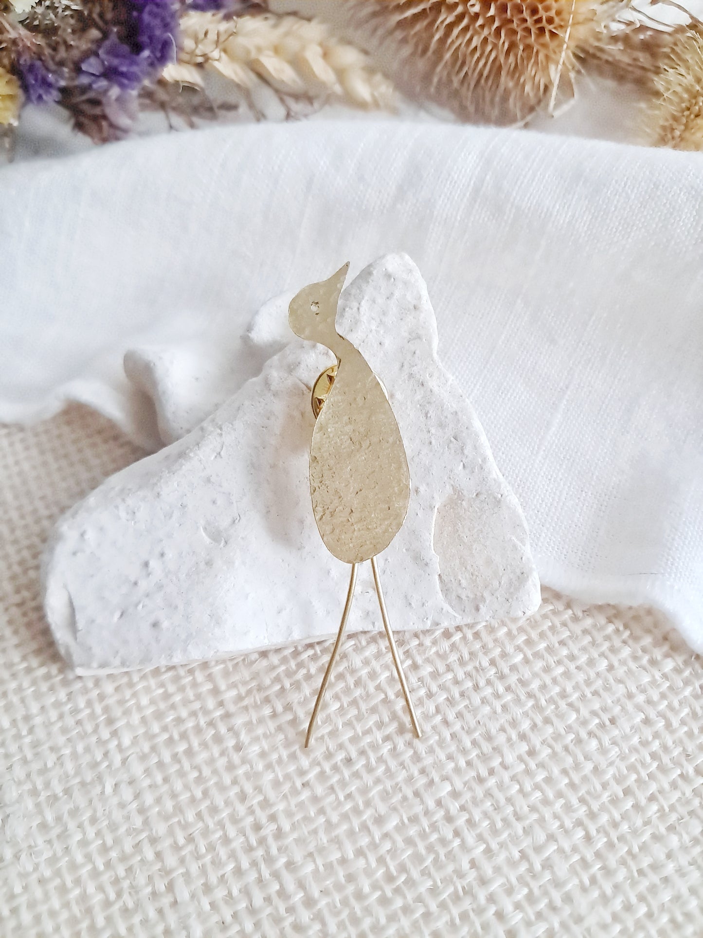 Pin's grue texturée en laiton