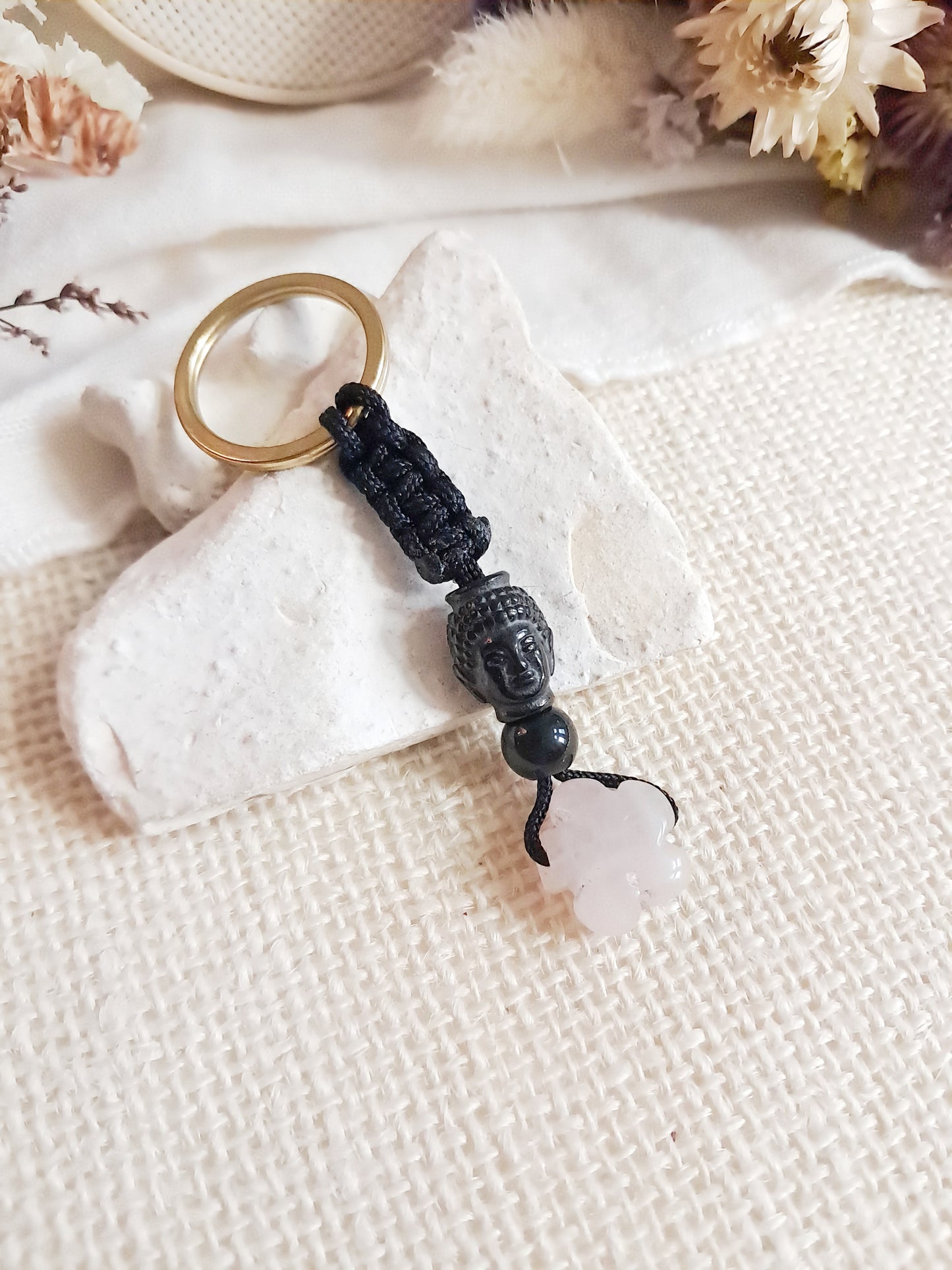 Porte-clés tête de Bouddha et fleur en quartz rose
