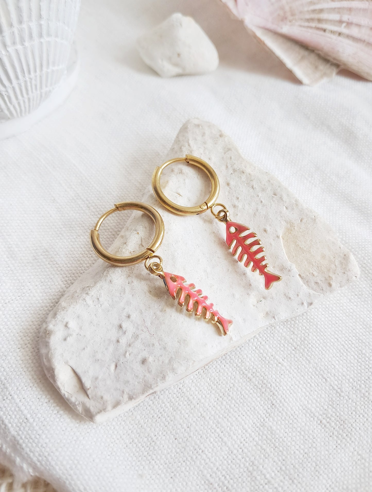 Boucles d'oreilles créoles arêtes de poisson roses en acier inoxydable doré