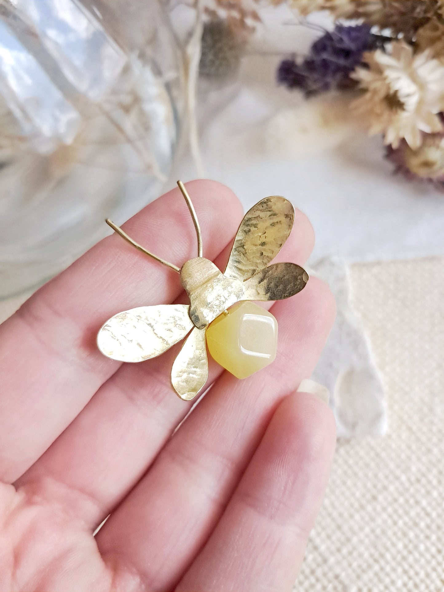 Pin's abeille en laiton et ambre jaune
