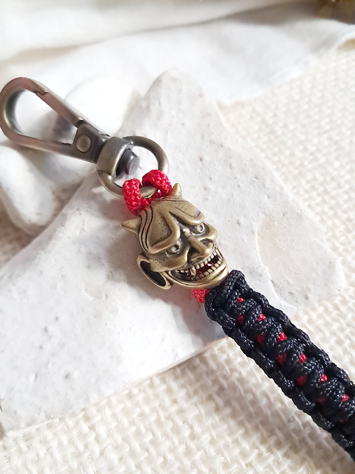 Porte-clés masque oni japonais en laiton