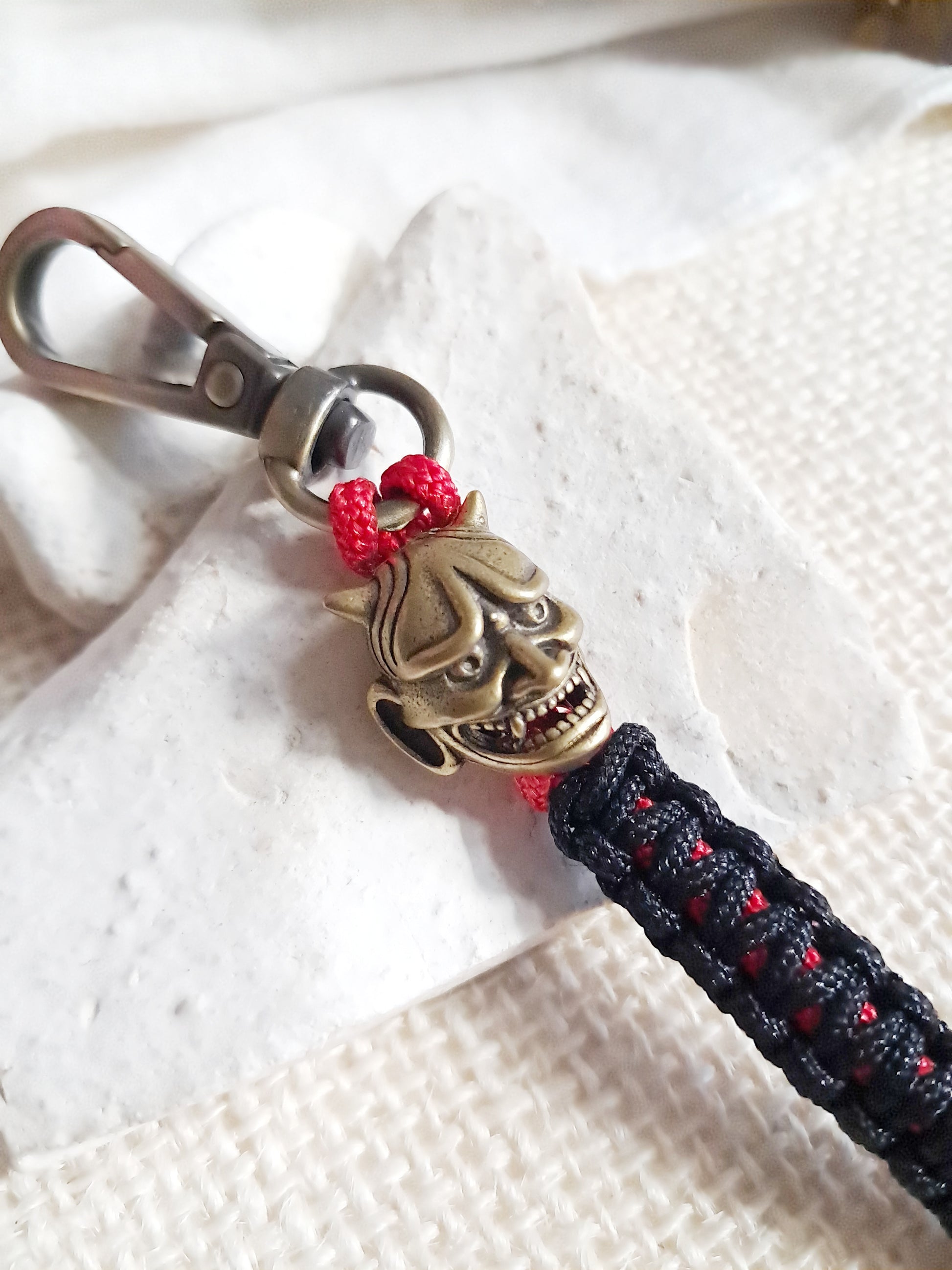 Porte-clés masque oni japonais en laiton