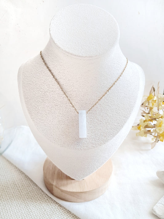 Collier barre en jade blanc et acier inoxydable doré