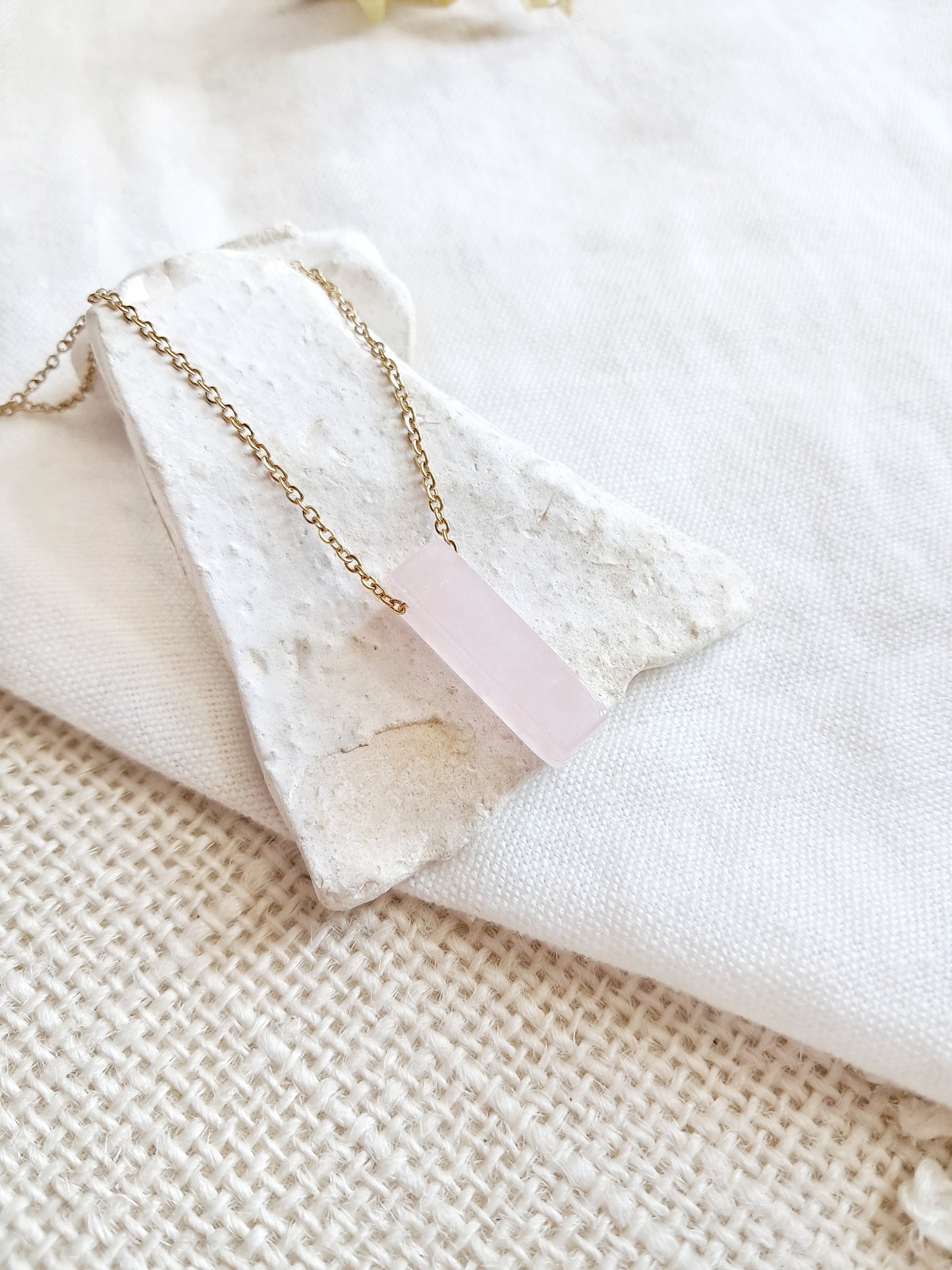Collier rectangle en quartz rose et acier inoxydable doré