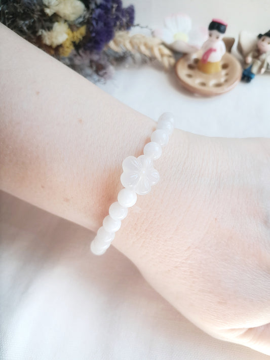 Bracelet les fleurs de cerisier gelées (벚꽃) en pierre de lune et agate