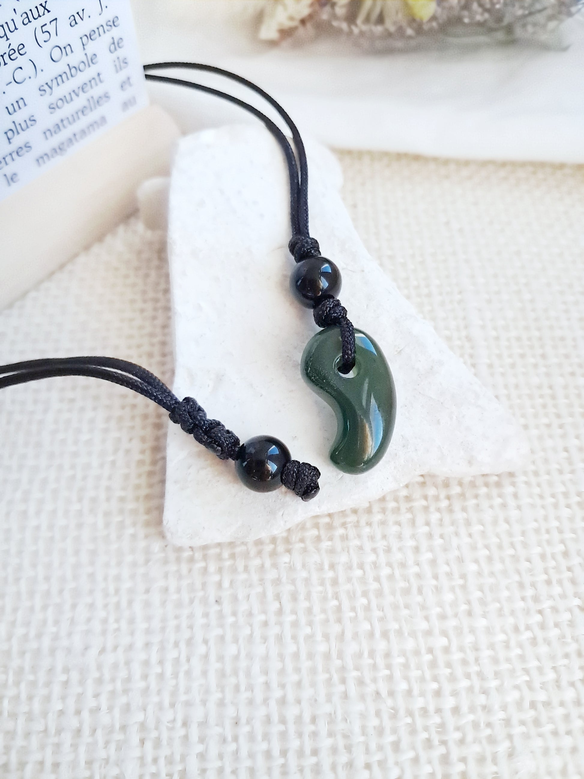 Collier Magatama Gogok en agate indienne verte