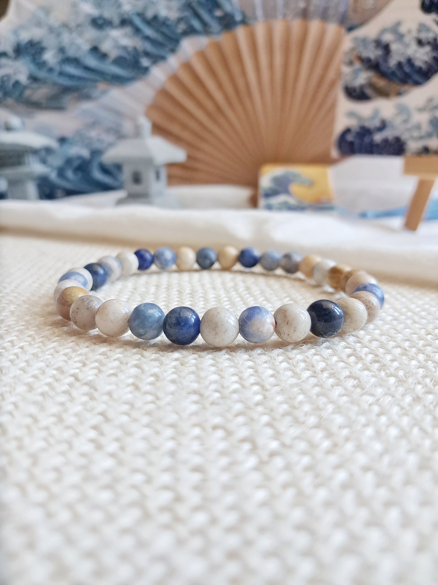 Bracelet inspiré de "La Grande Vague de Kanagawa" d'Hokusai (perles brillantes) - exposition Nantes 2025