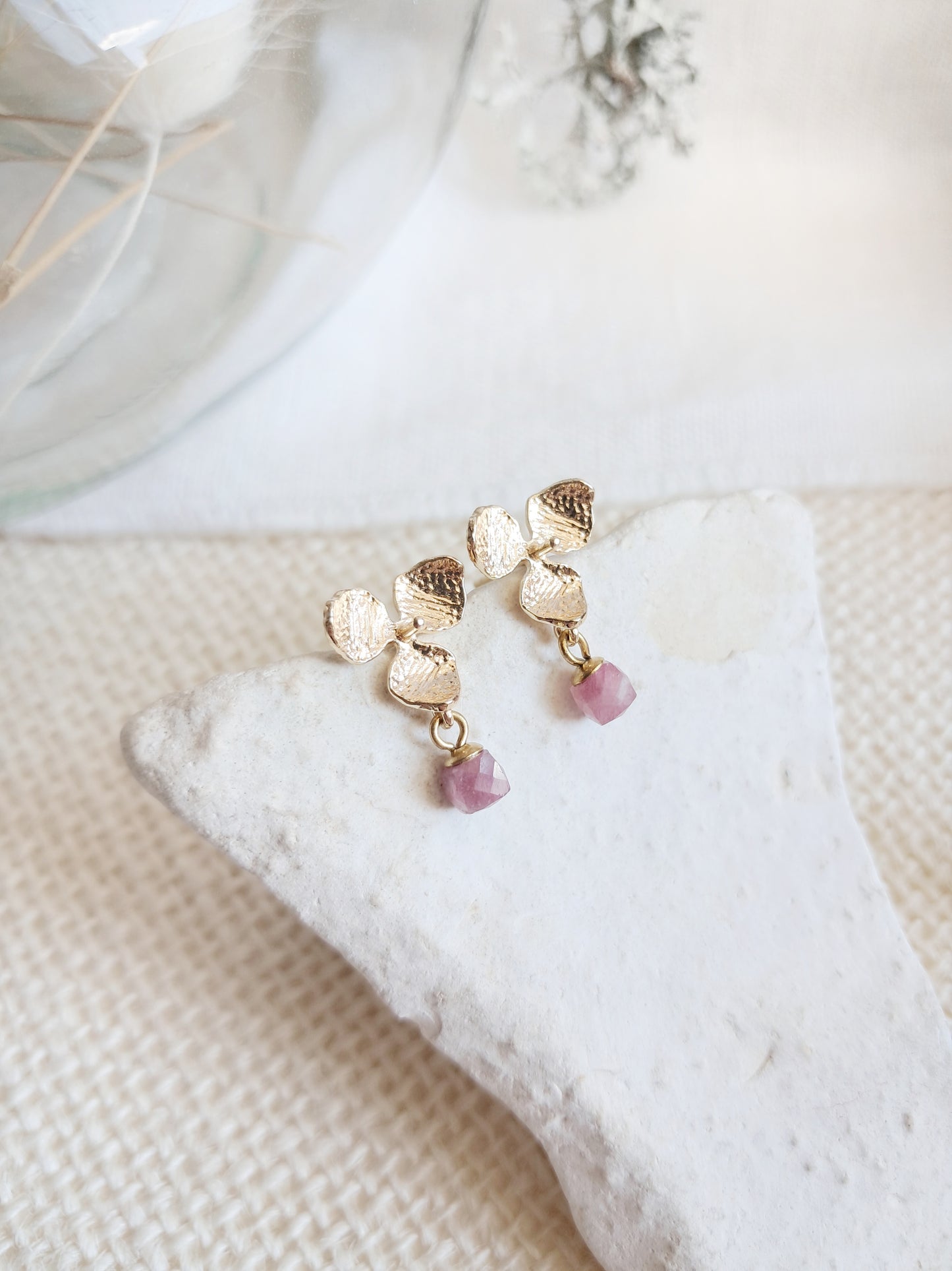 Boucles d'oreilles fleurs d'hortensia et tourmaline rose