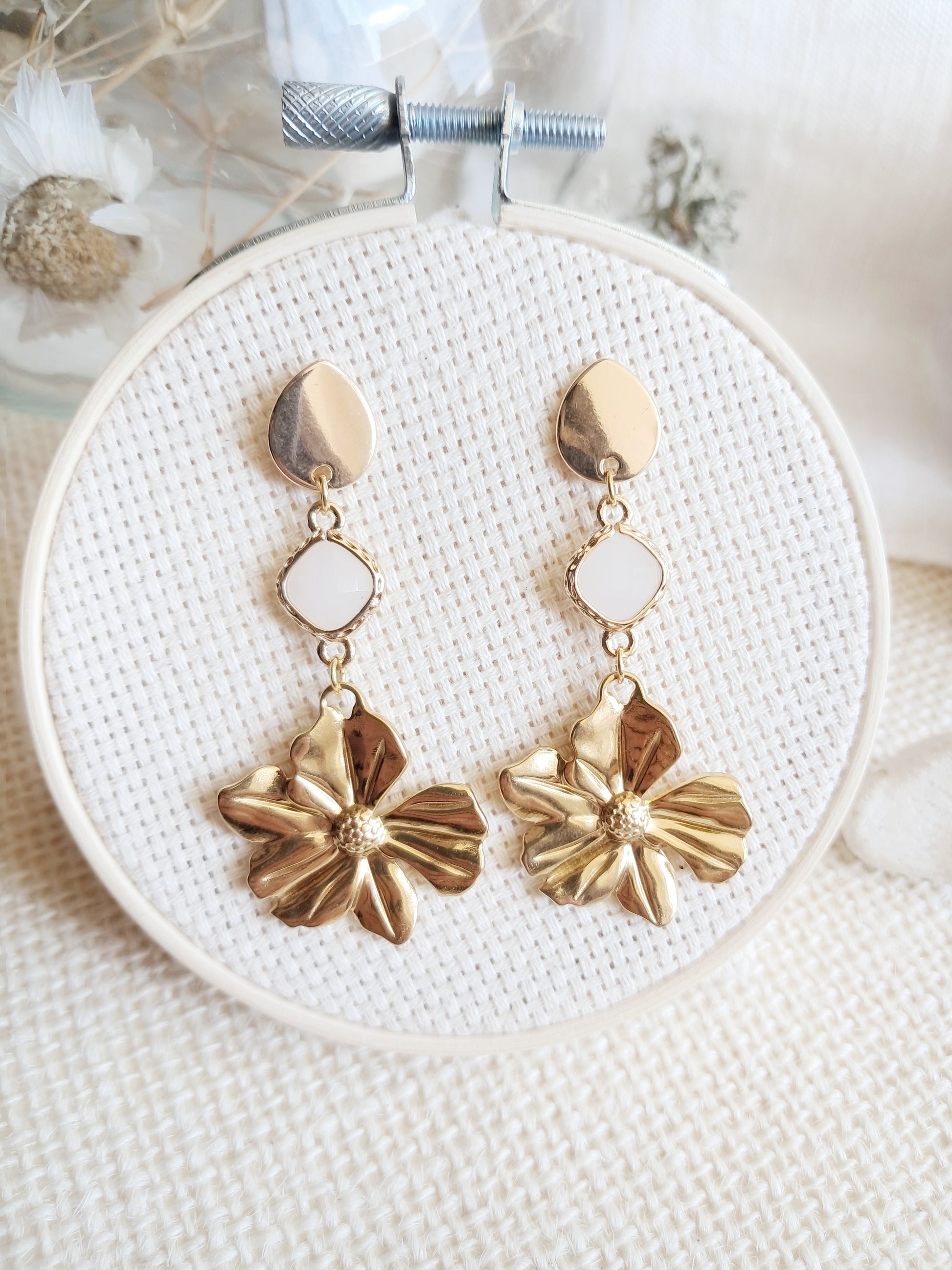Boucles d'oreilles pendantes fleurs dorées et blanches