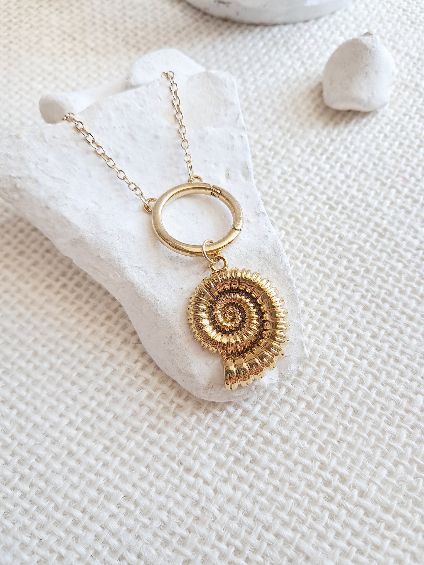 Collier anneau breloque coquillage ammonite en acier inoxydable doré