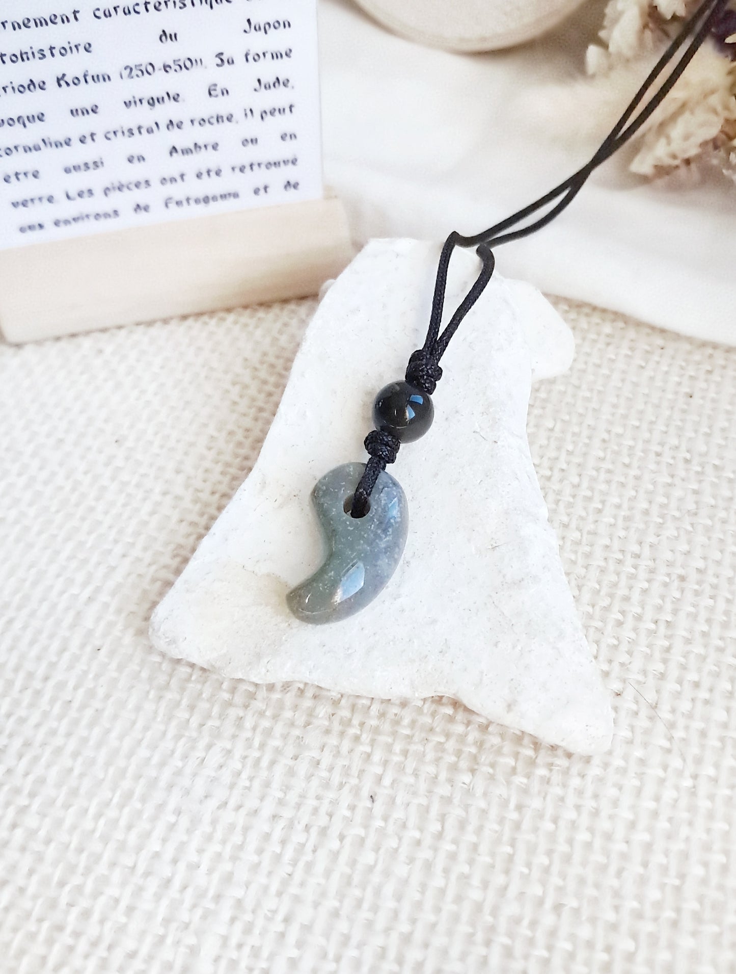 Collier Magatama Gogok en agate indienne gris vert