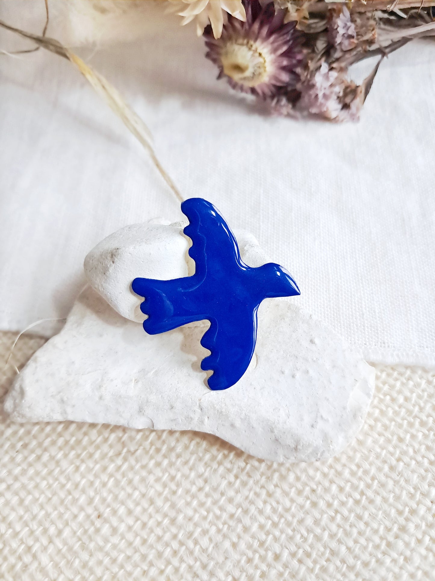 Pin's oiseau bleu de Matisse en laiton et émail