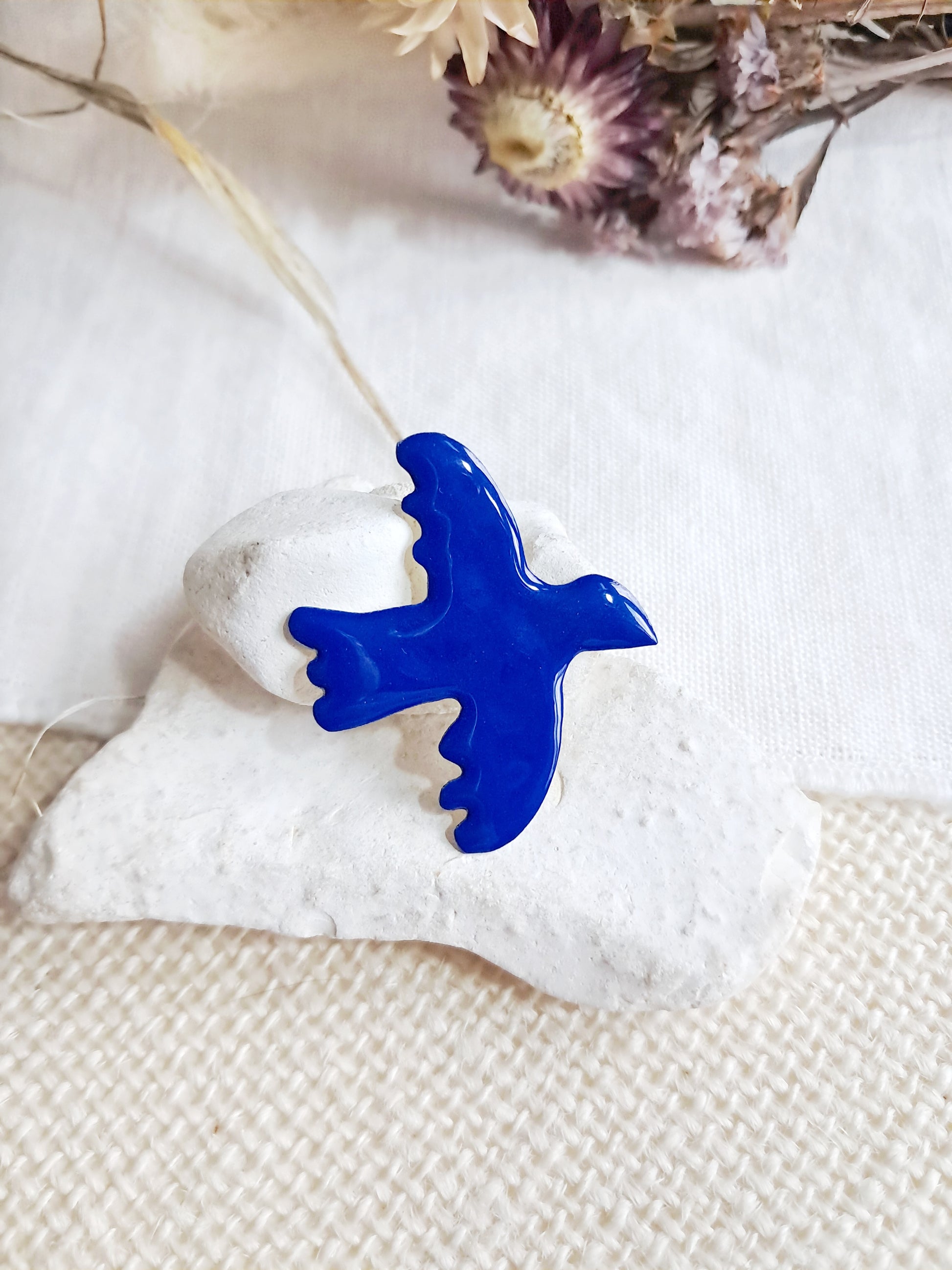 Pin's oiseau bleu de Matisse en laiton et émail