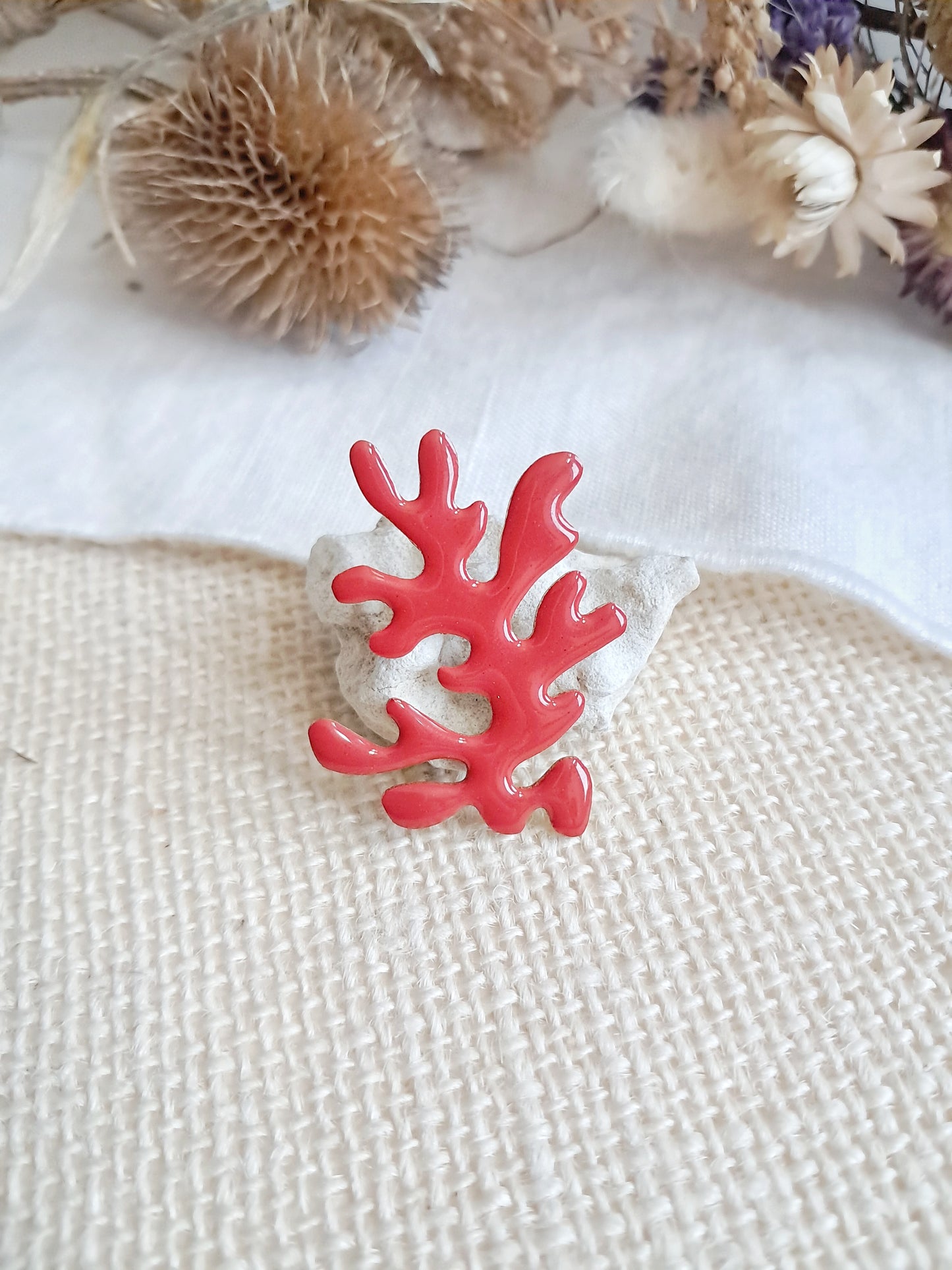Pin's algue corail rouge inspiré de Matisse en laiton et émail