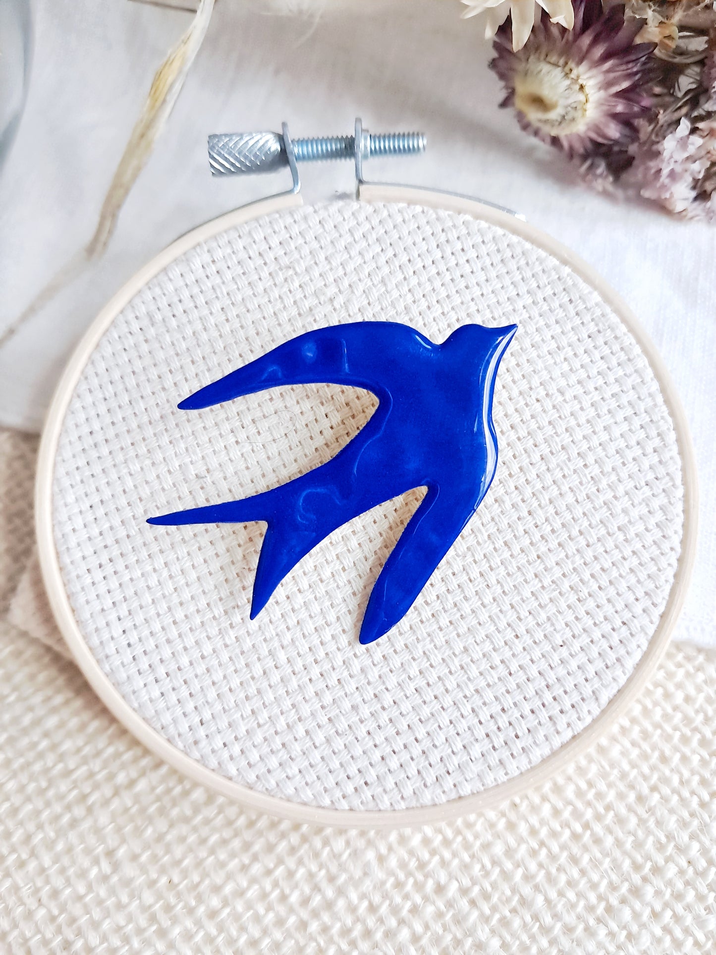 Broche oiseau bleu de Matisse en laiton et émail