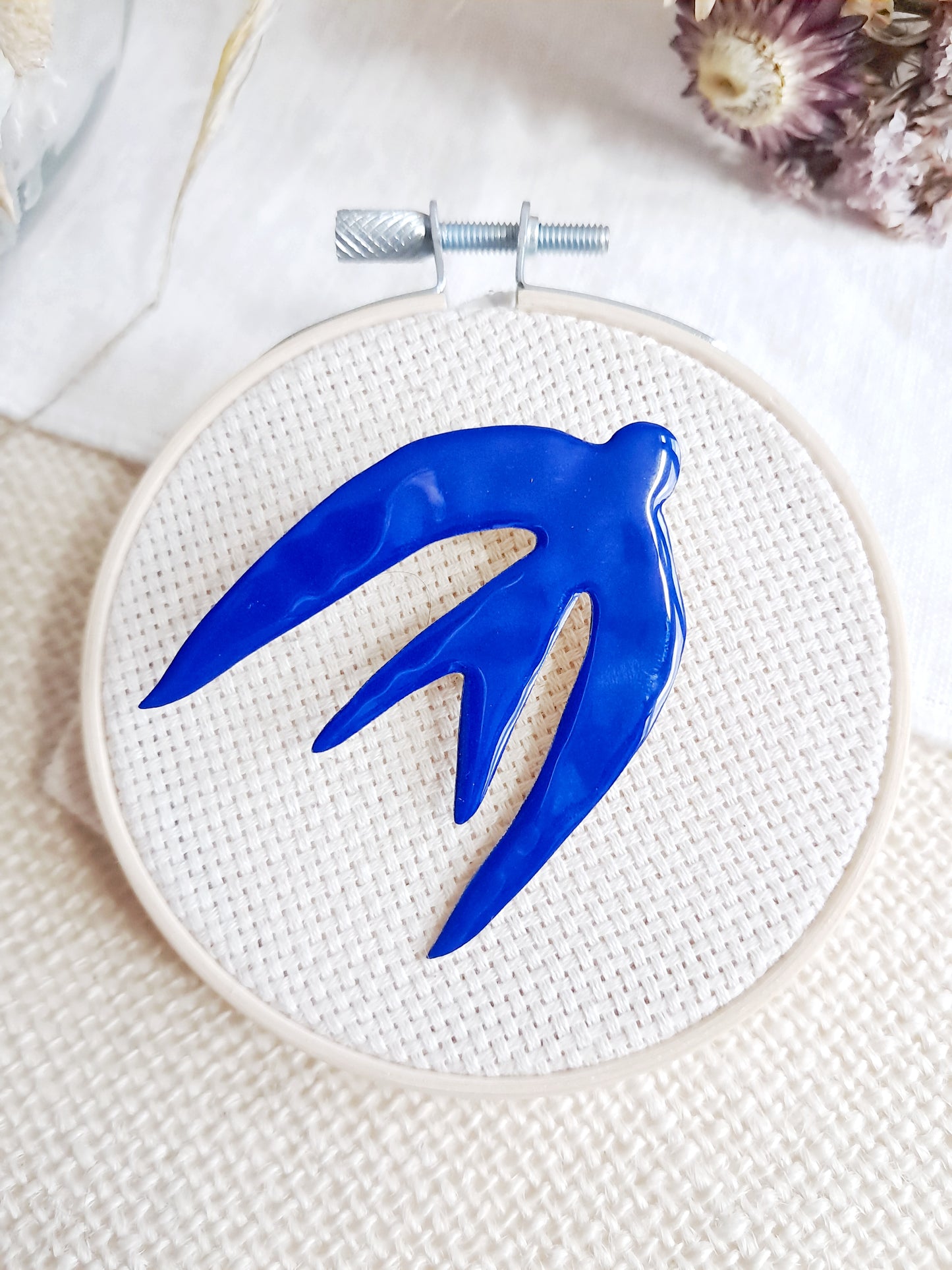Broche oiseau bleu de Matisse en laiton et émail