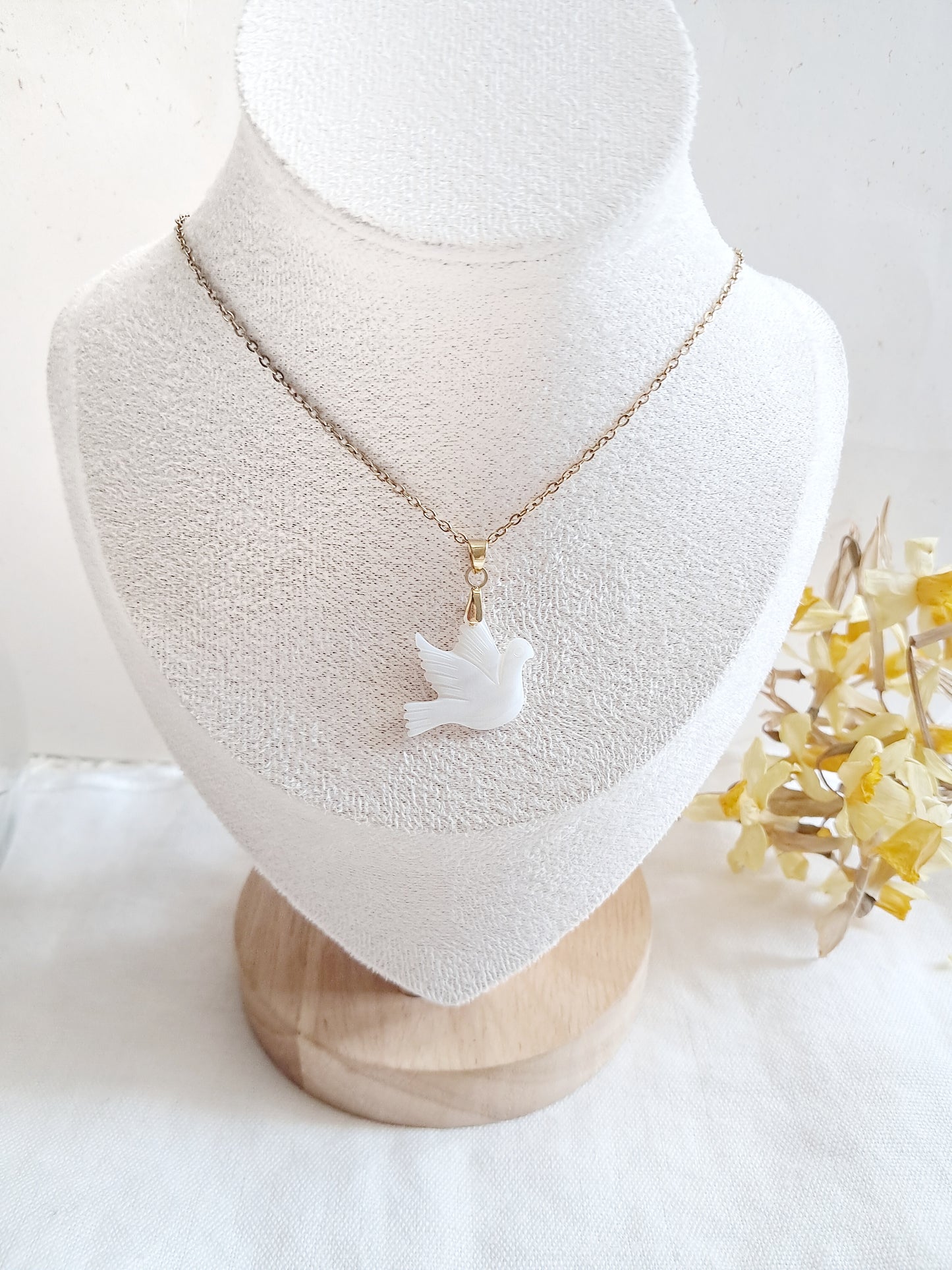 Collier colombe en coquillage et acier inoxydable doré