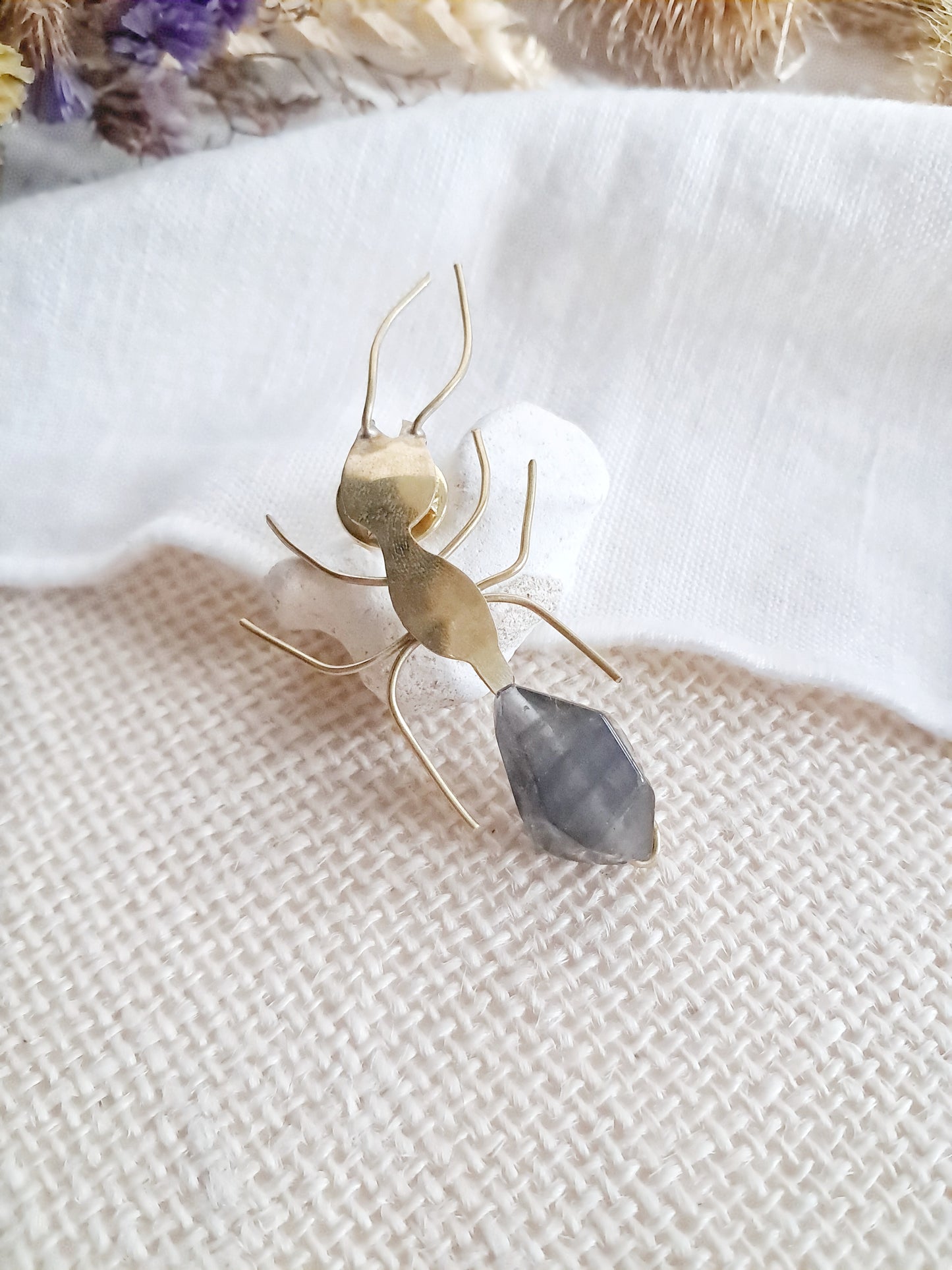 Pin's fourmi en laiton et quartz