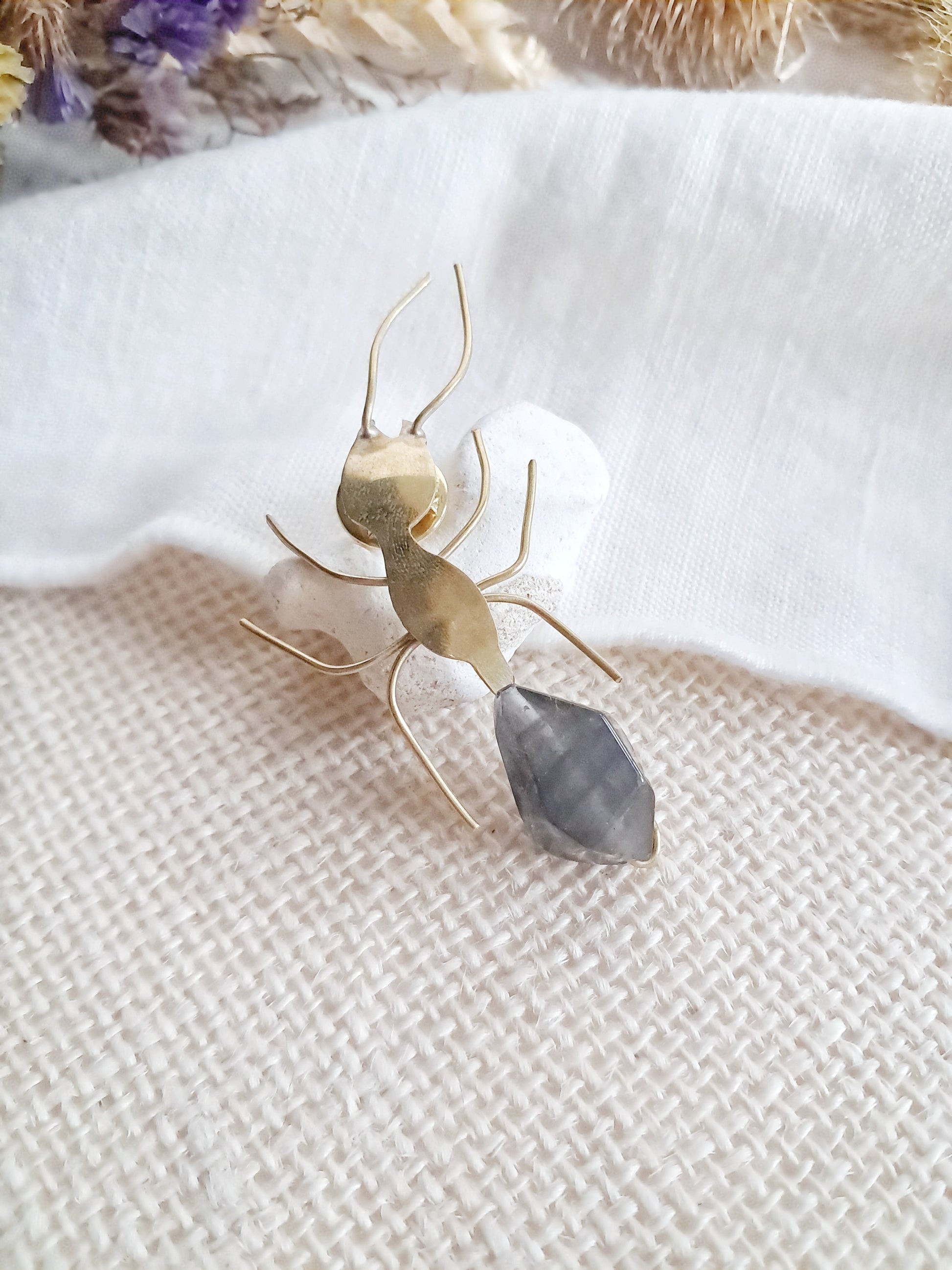 Pin's fourmi en laiton et quartz