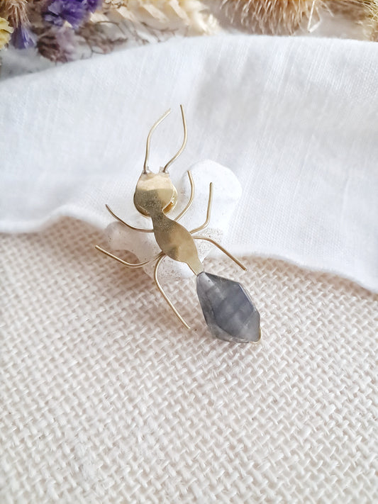 Pin's fourmi en laiton et quartz