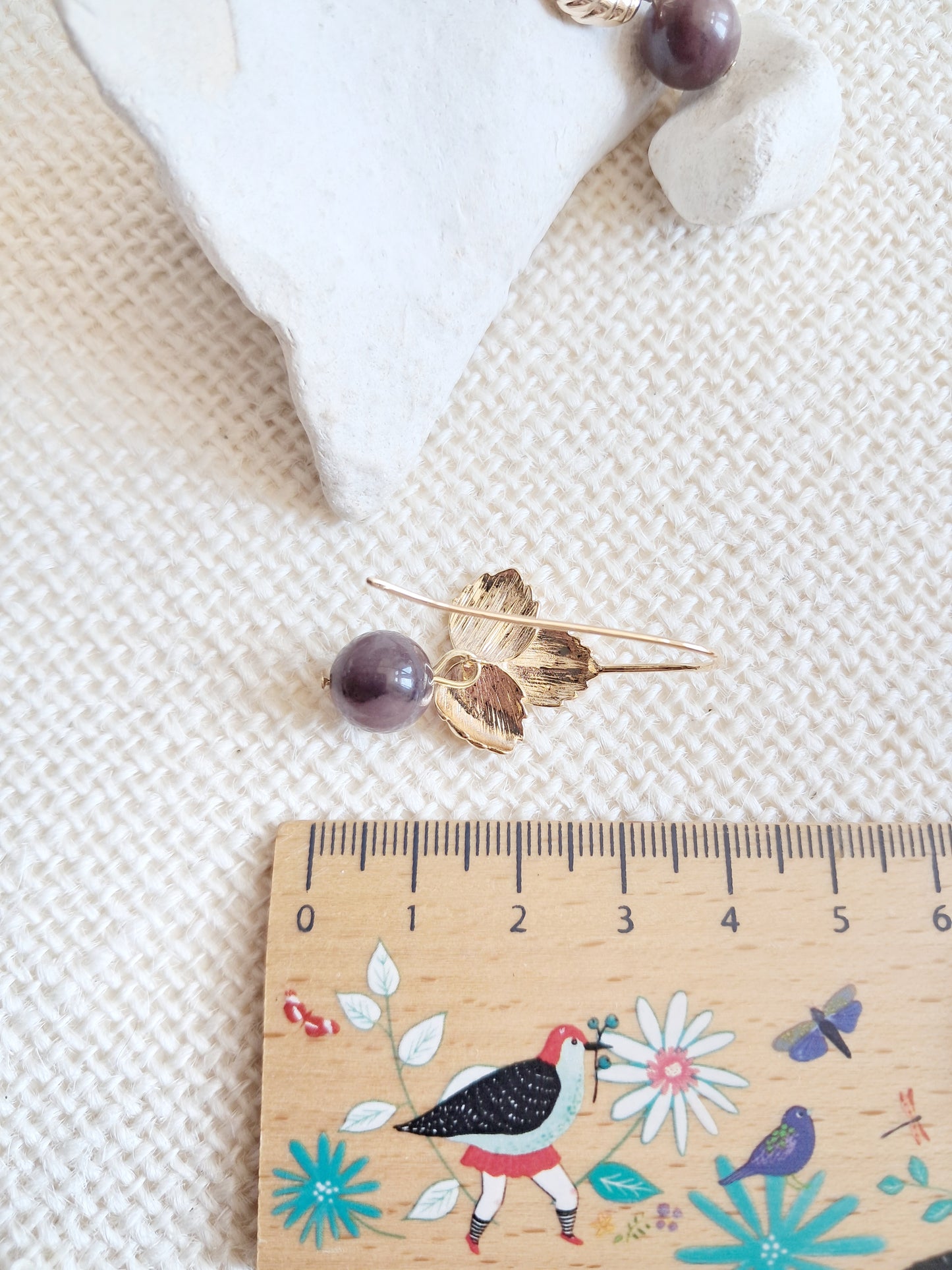 Boucles d'oreilles feuilles de fraisier et perles en quartz violet