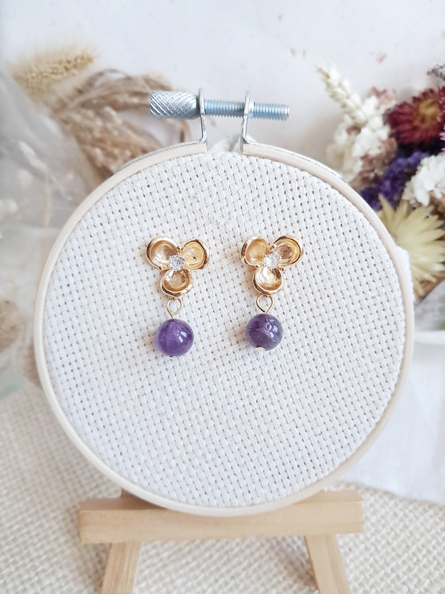 Boucles d'oreilles fleurs et perles en améthyste en laiton
