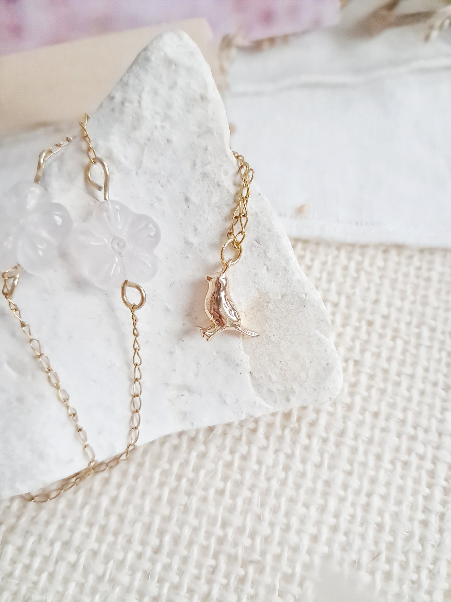 Collier fleurs de cerisier (벚꽃) en quartz rose et laiton 24k