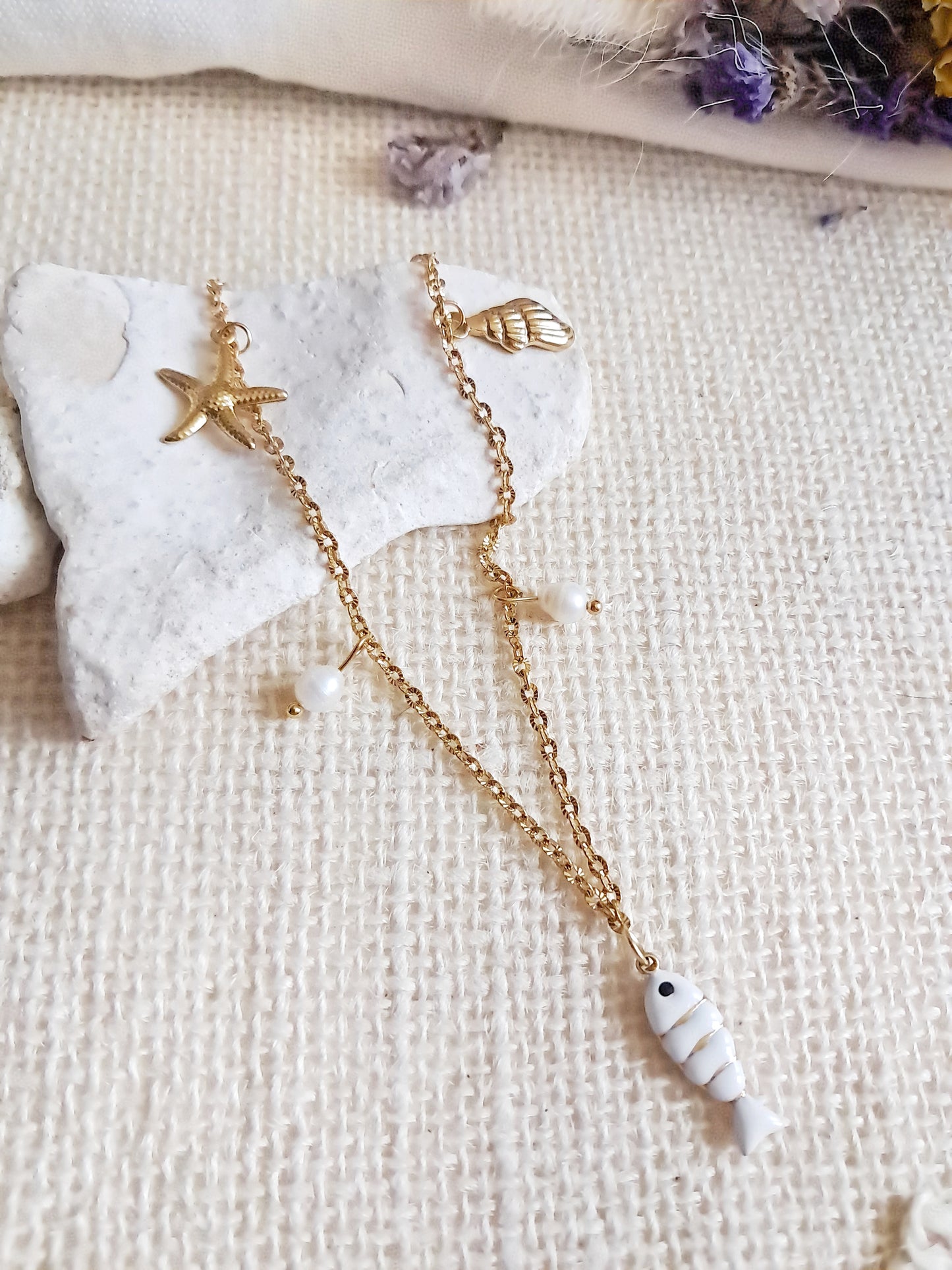 Collier poisson blanc à breloques