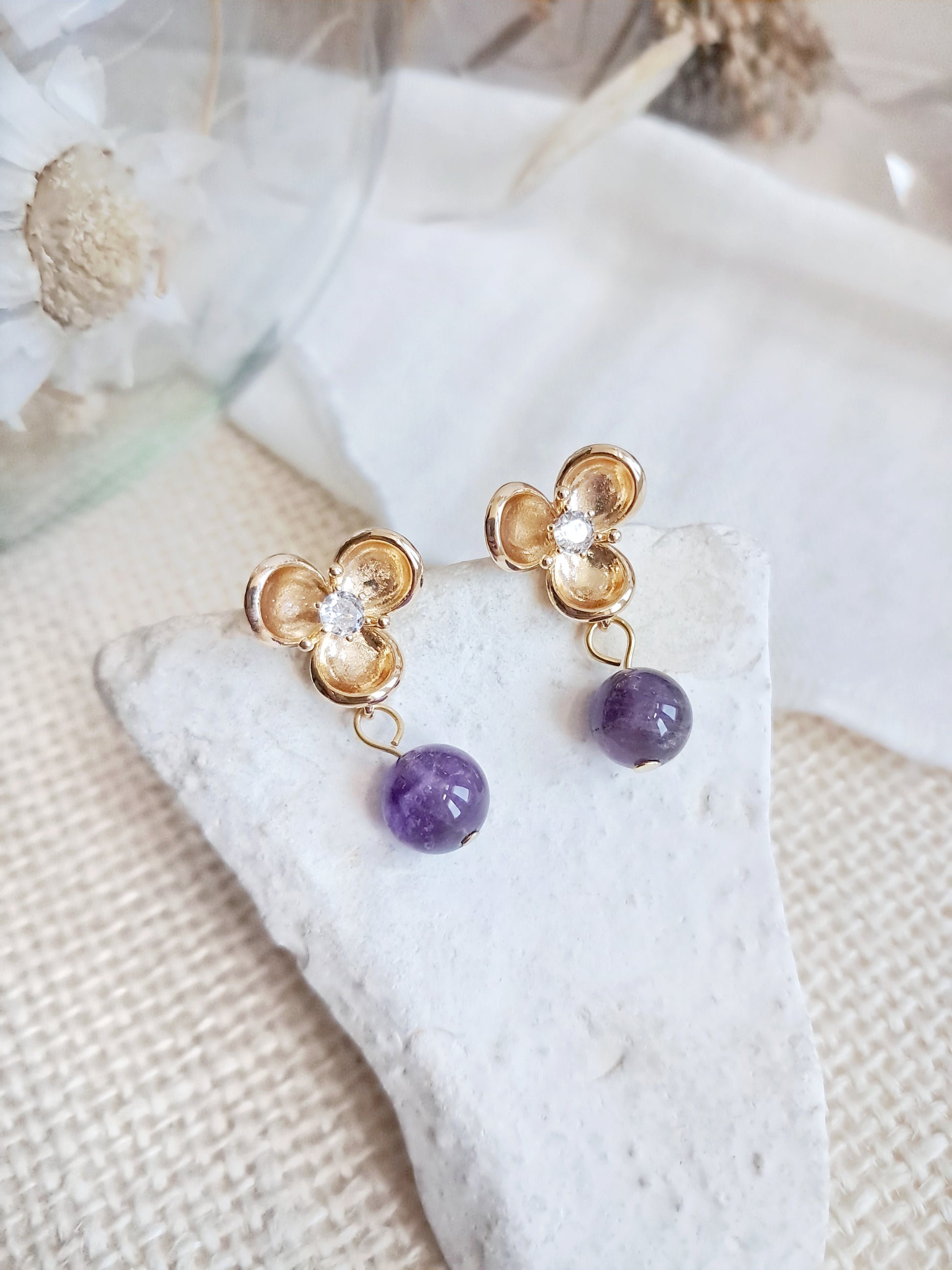 Boucles d'oreilles fleurs et perles en améthyste en laiton