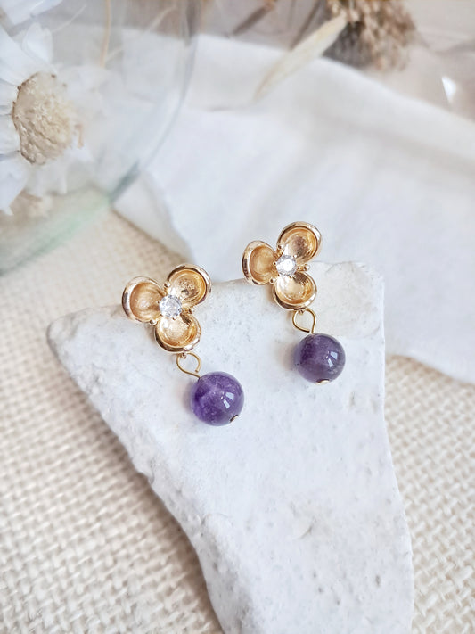 Boucles d'oreilles fleurs et perles en améthyste en laiton