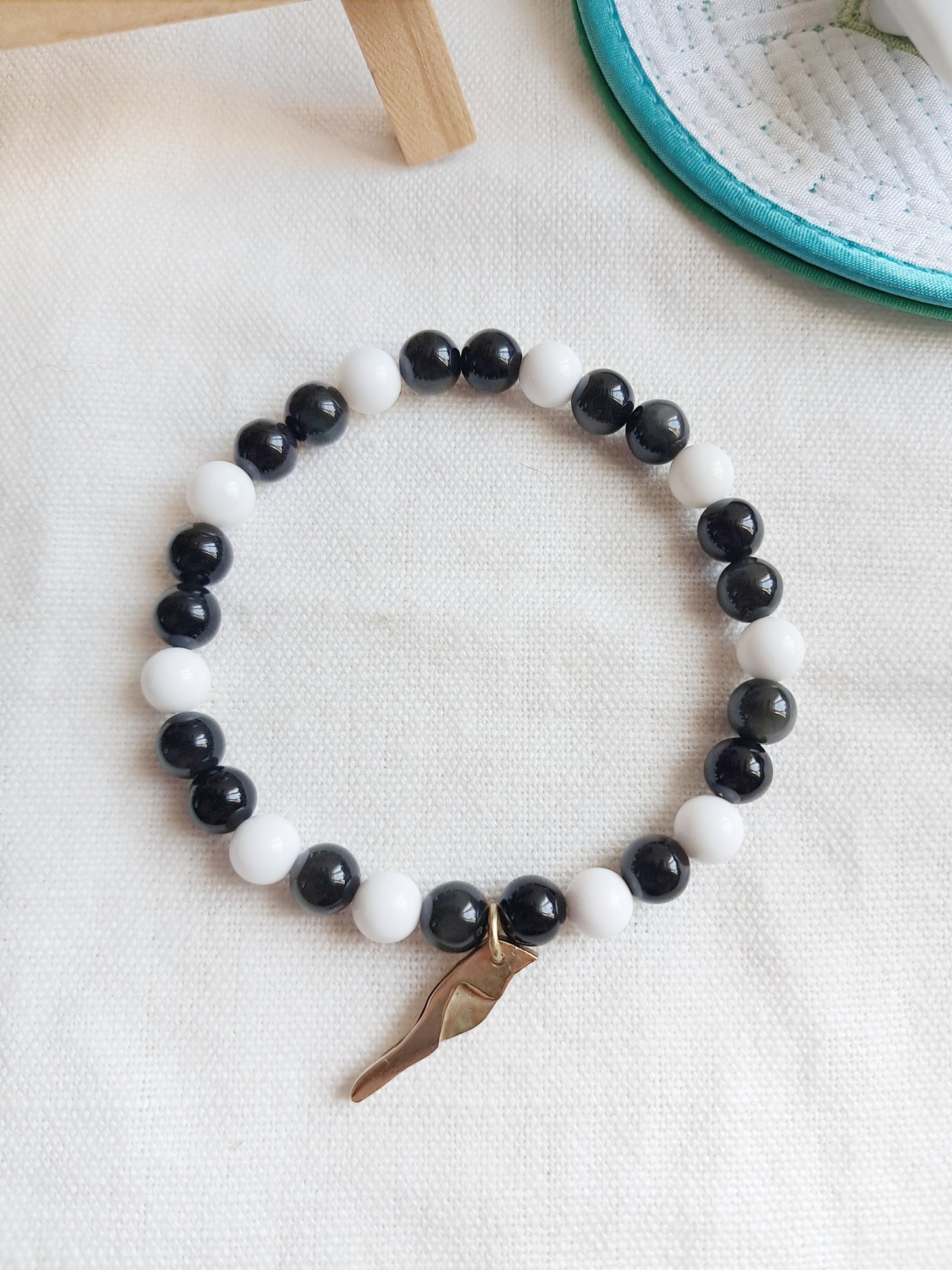 Bracelet pie kkachi (까치) avec sa breloque en laiton faite main