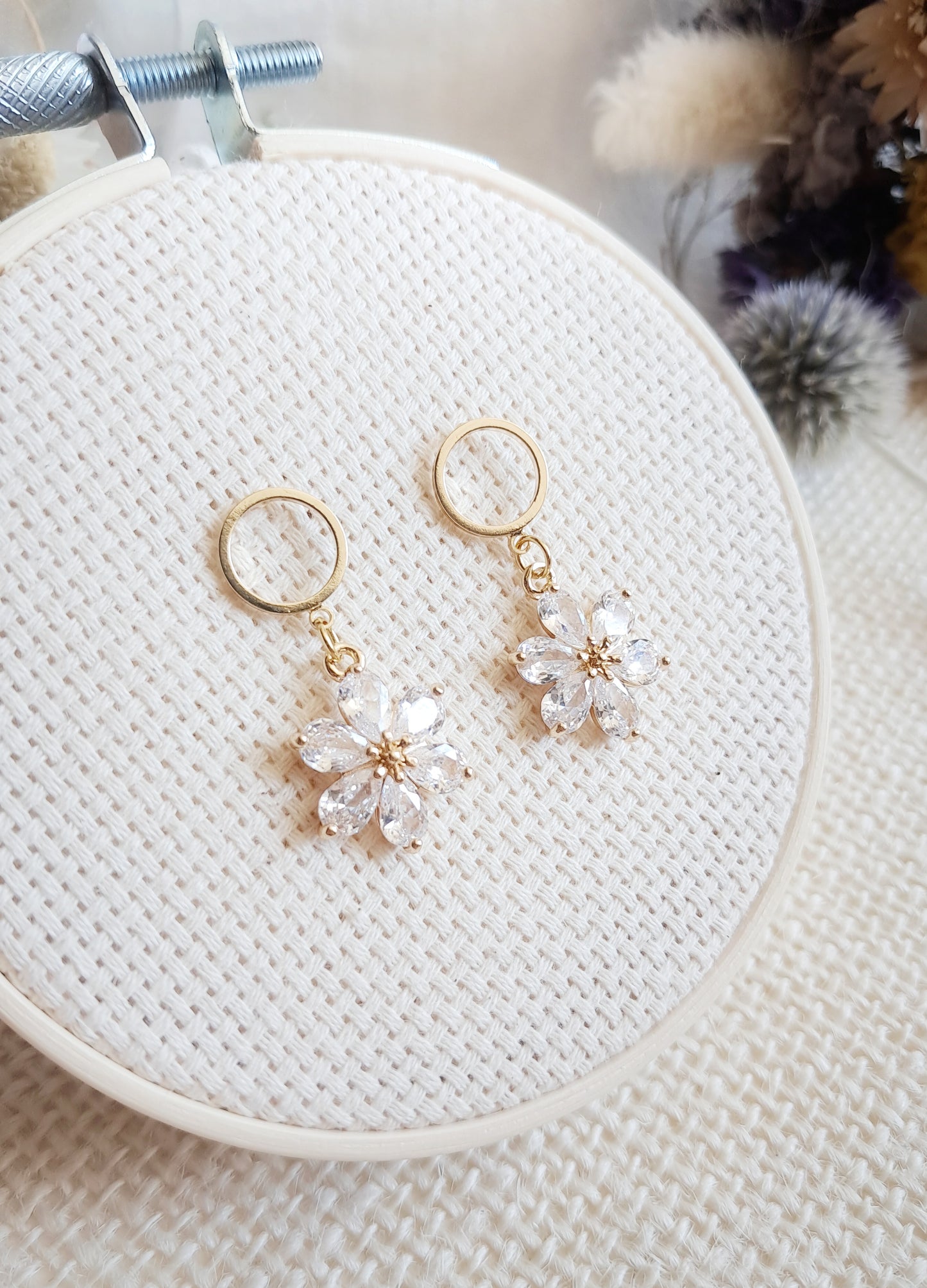 Boucles d'oreilles pendantes cercles et fleurs blanches