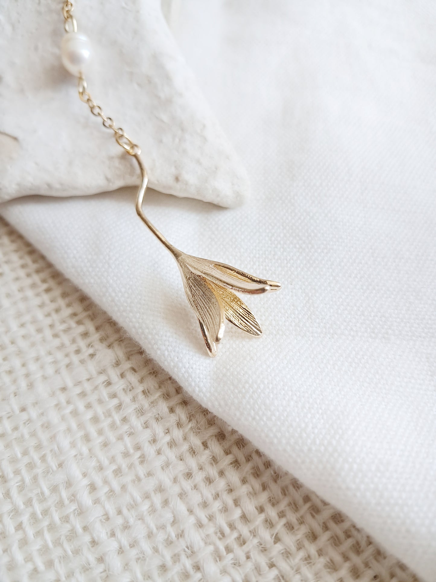 Collier pendant fleur et perle d'eau douce