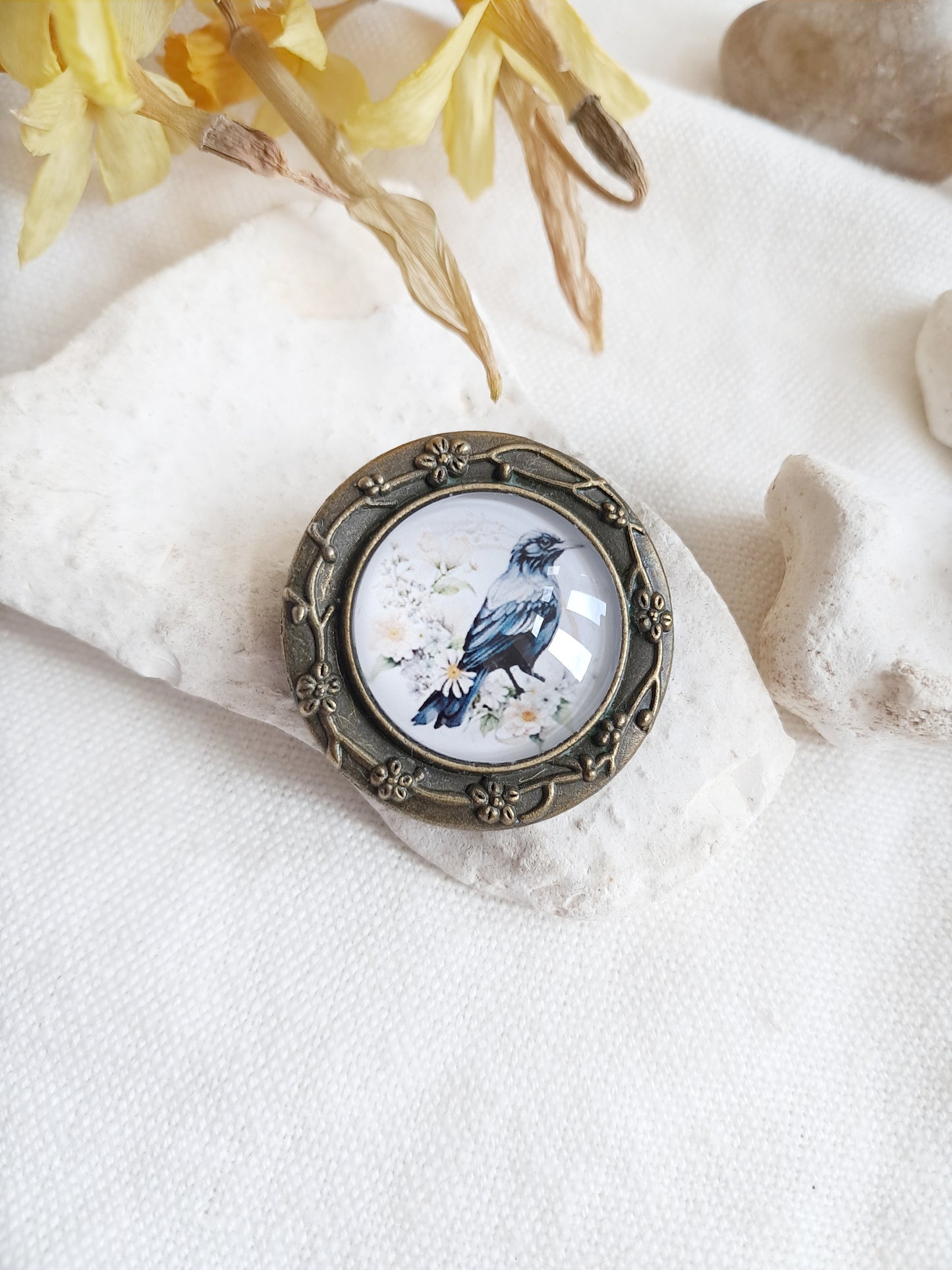 Broche cabochon oiseau corbeau et fleurs