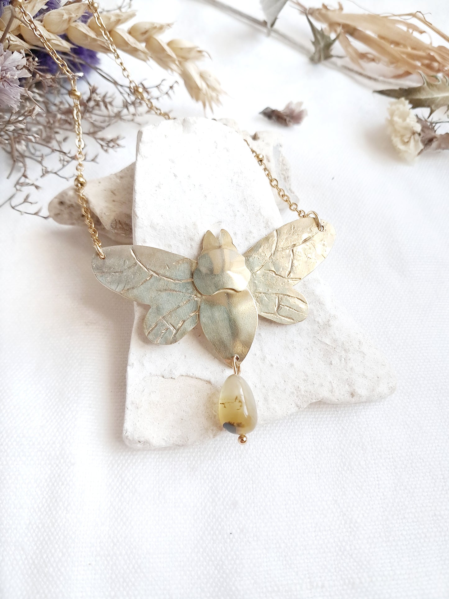 Collier abeille en laiton et agate